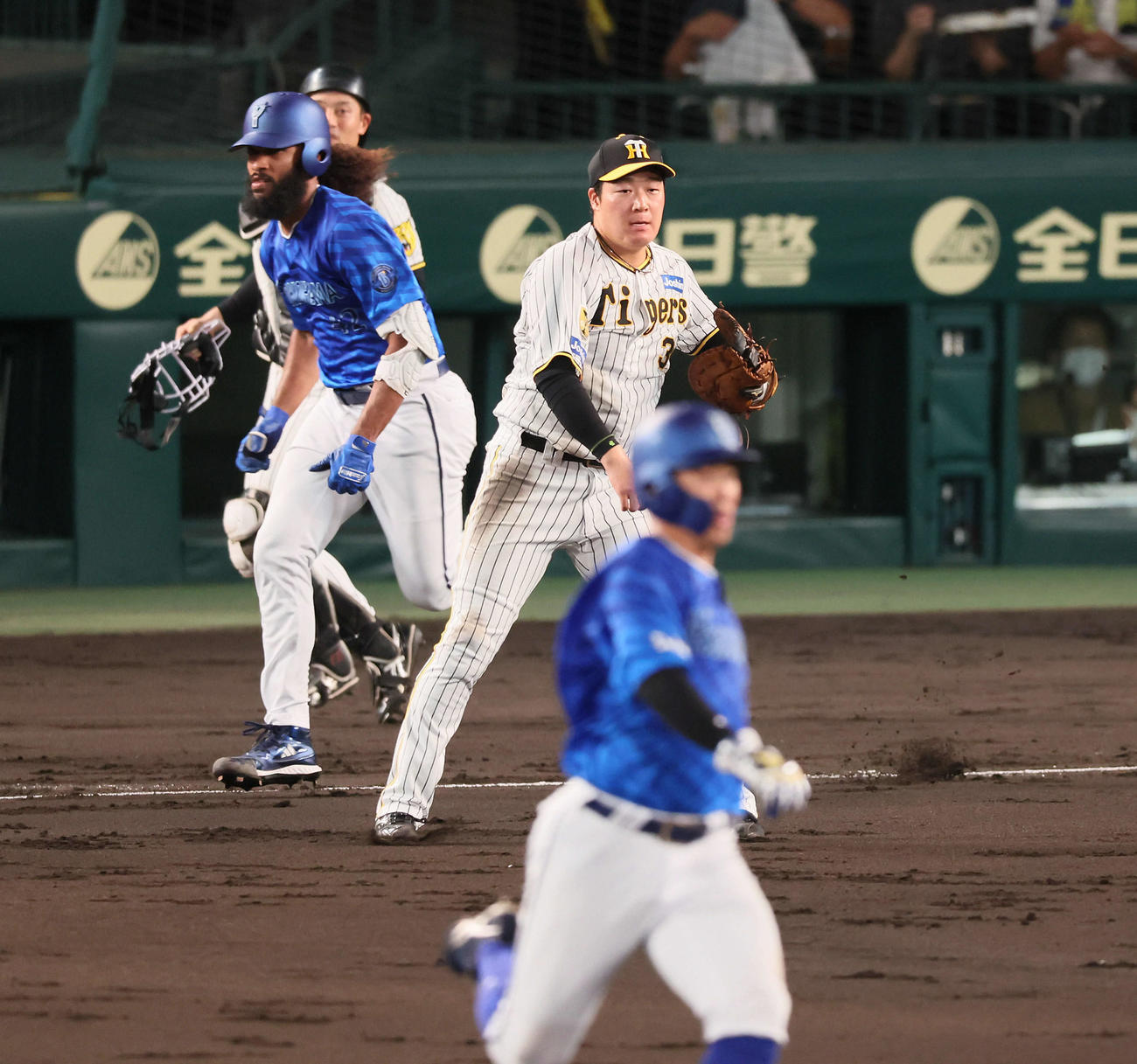 11日、DeNA戦の3回、大山は無死一塁の場面でジャクソンのバントを二塁へ悪送球する