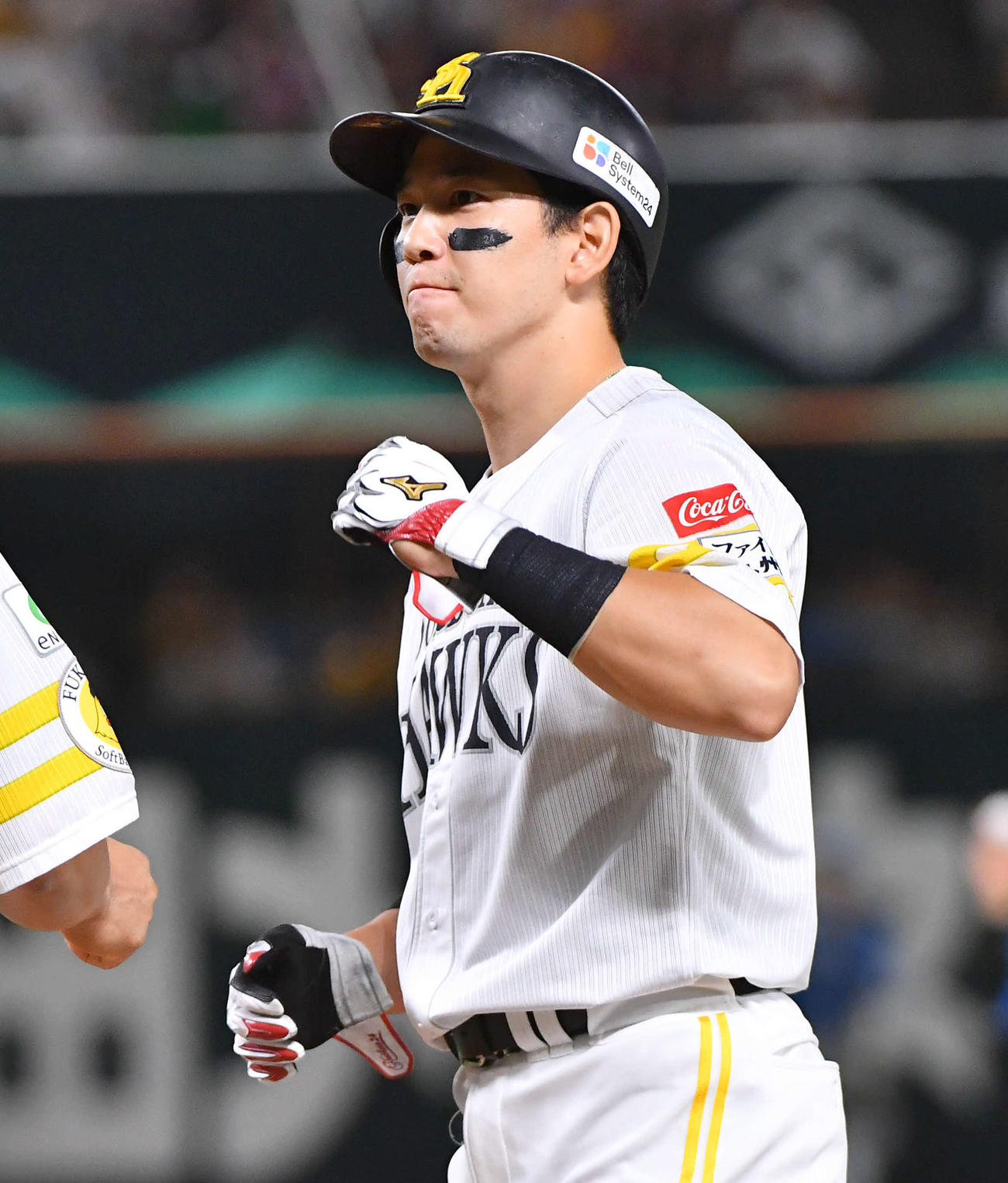 ソフトバンク対日本ハム　1回裏ソフトバンク1死三塁、先制の右前適時打を放ち、ベンチに向かってガッツポーズする栗原（撮影・岩下翔太）
