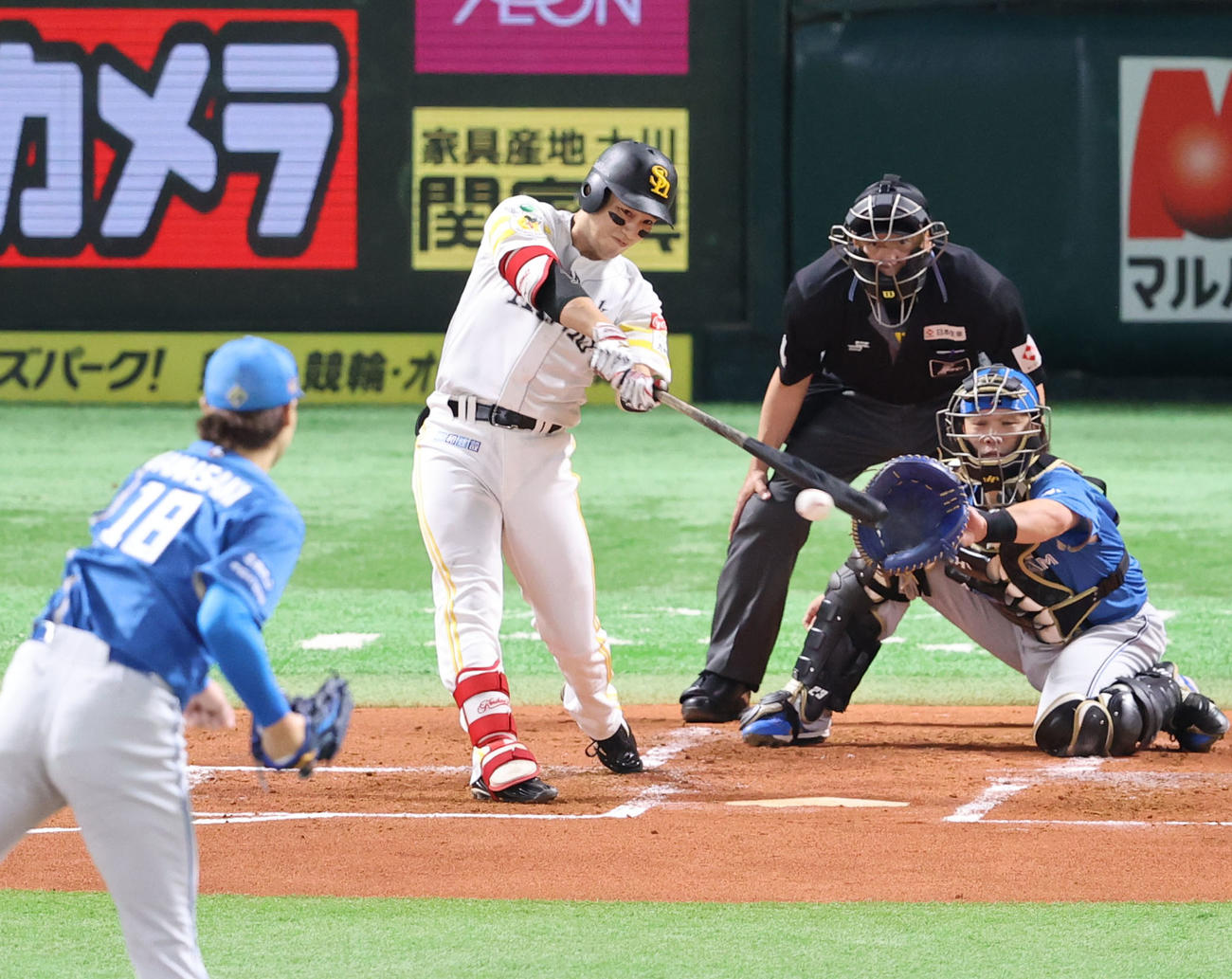ソフトバンク対日本ハム　1回裏ソフトバンク1死三塁、栗原は右前に先制適時打を放つ（撮影・梅根麻紀）