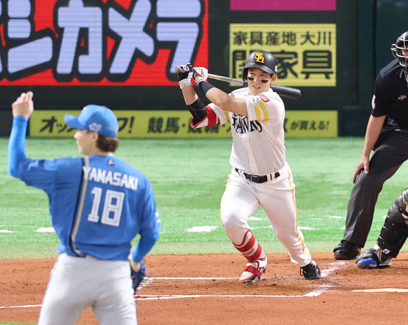 ソフトバンク対日本ハム　1回裏ソフトバンク1死三塁、栗原は右前に先制適時打を放つ（撮影・梅根麻紀）