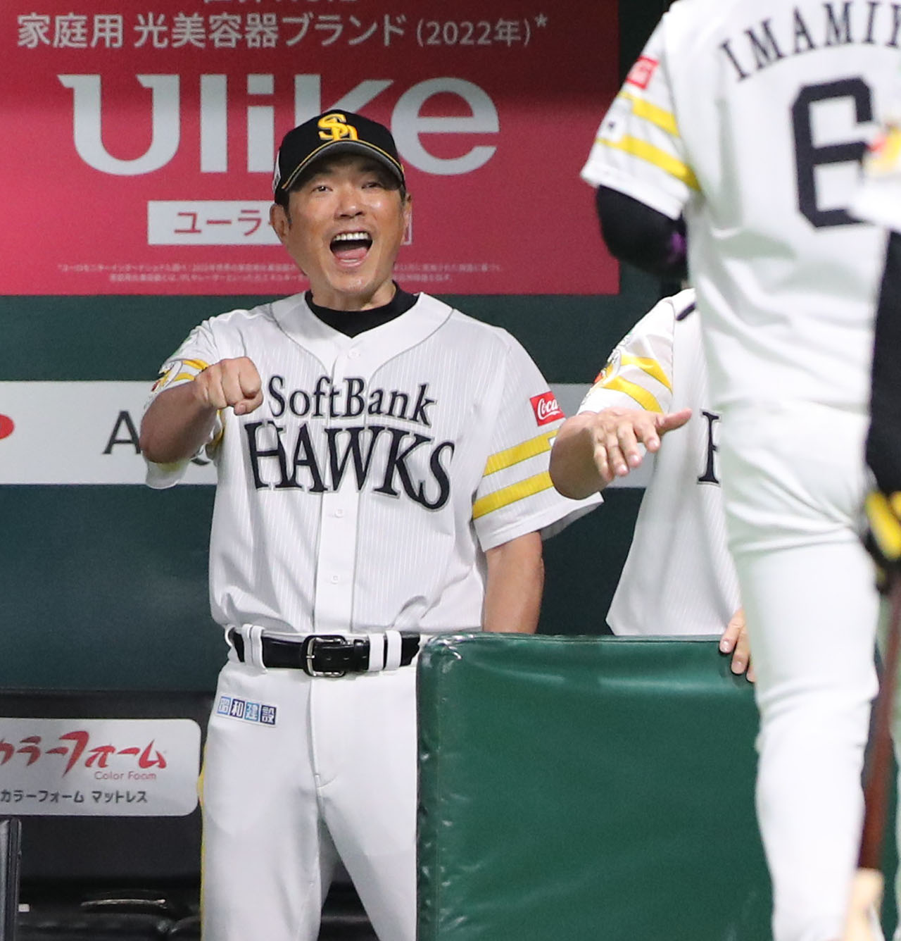 ソフトバンク対日本ハム　1回裏ソフトバンク1死三塁、栗原の先制適時打で生還した今宮を笑顔で迎える小久保監督（撮影・鬼束羽瑠菜）