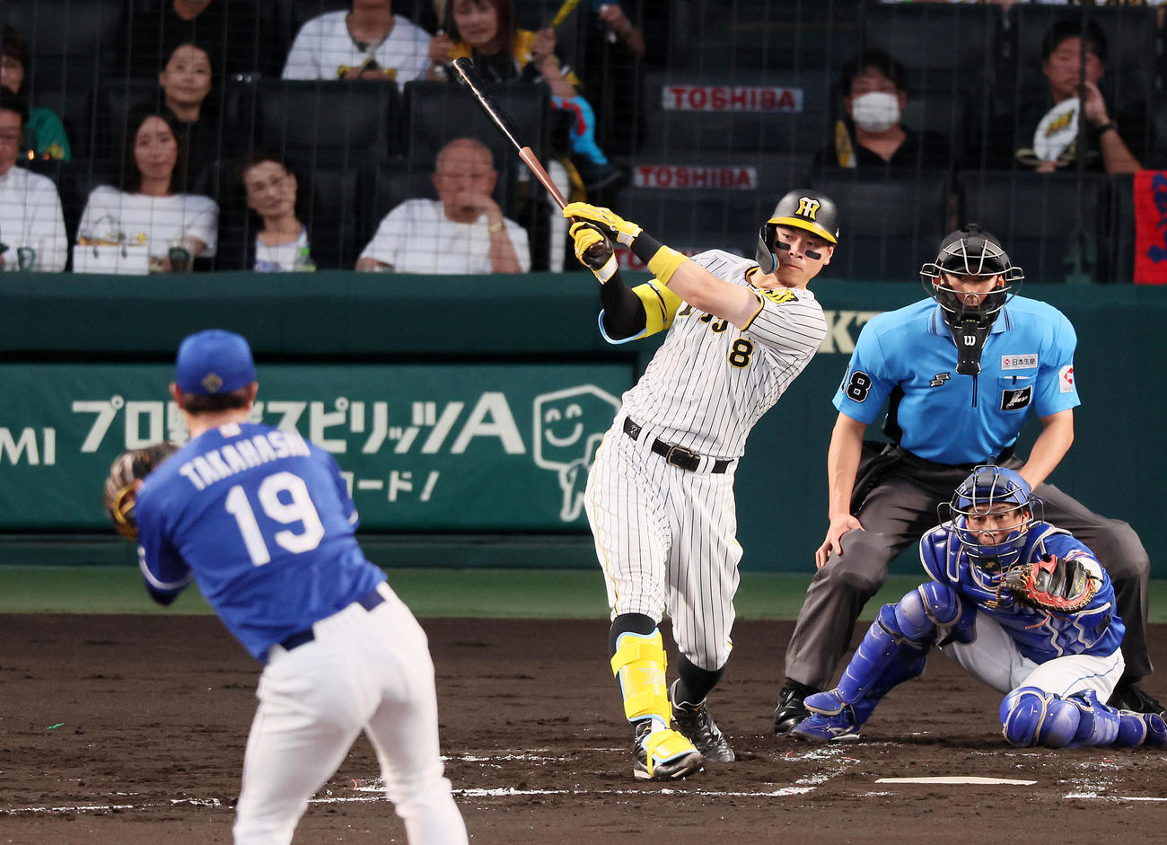9月3日、阪神対中日　2回裏阪神無死、高橋宏から右前打を放つ佐藤輝