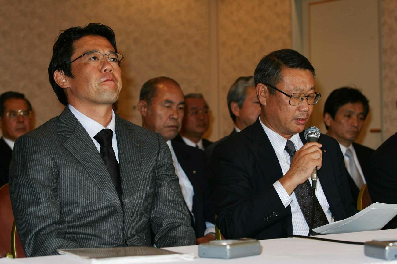 2004年9月17日、記者会見中、無念の表情の古田選手会会長（左）と瀬戸山協議交渉委員長。労使協議で妥協点を見出せず、ストライキが行われる