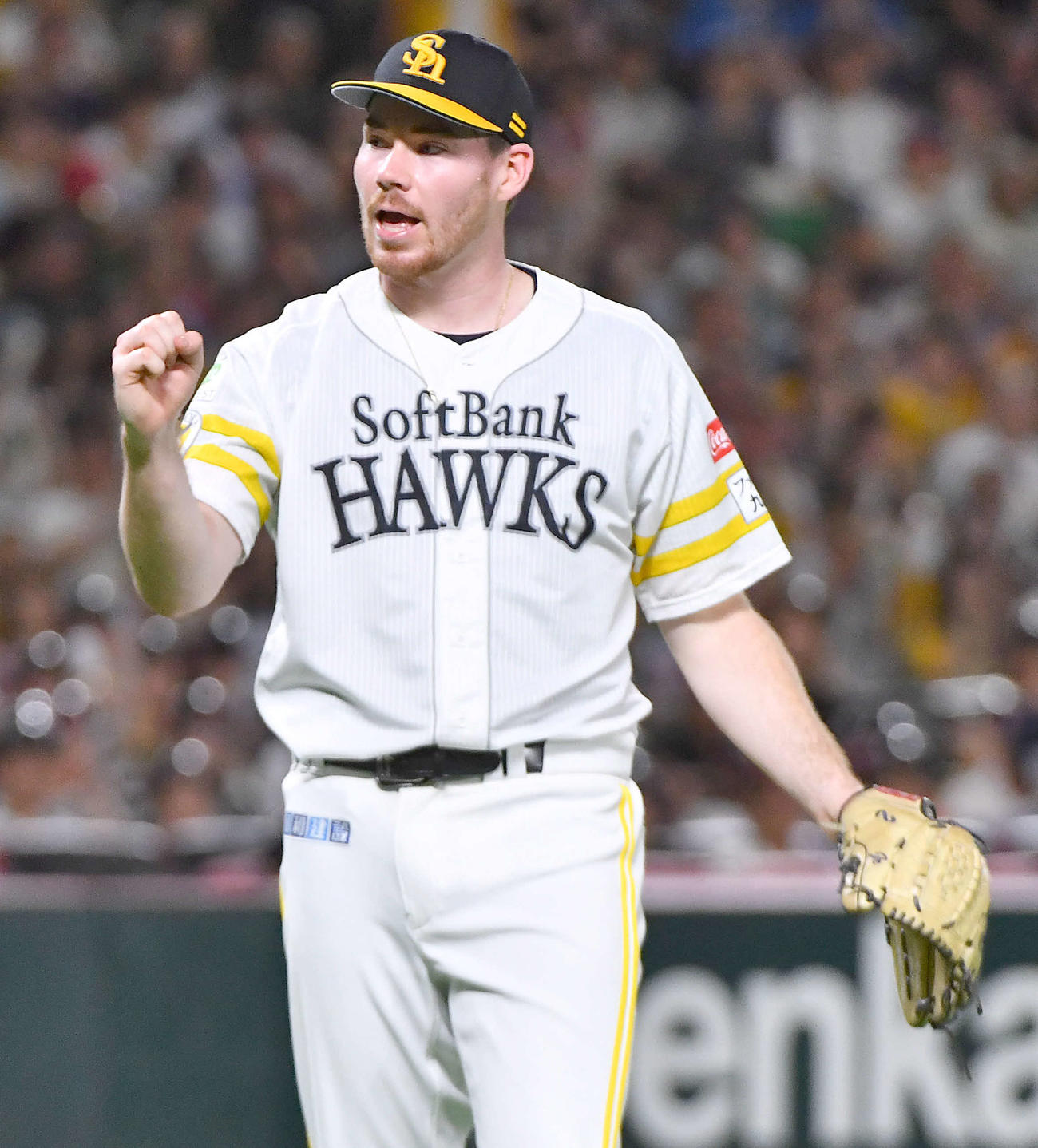ソフトバンク対日本ハム　5回表日本ハム1死、松本剛の遊ゴロを今宮が好守し、ガッツポーズするスチュワート（撮影・岩下翔太）