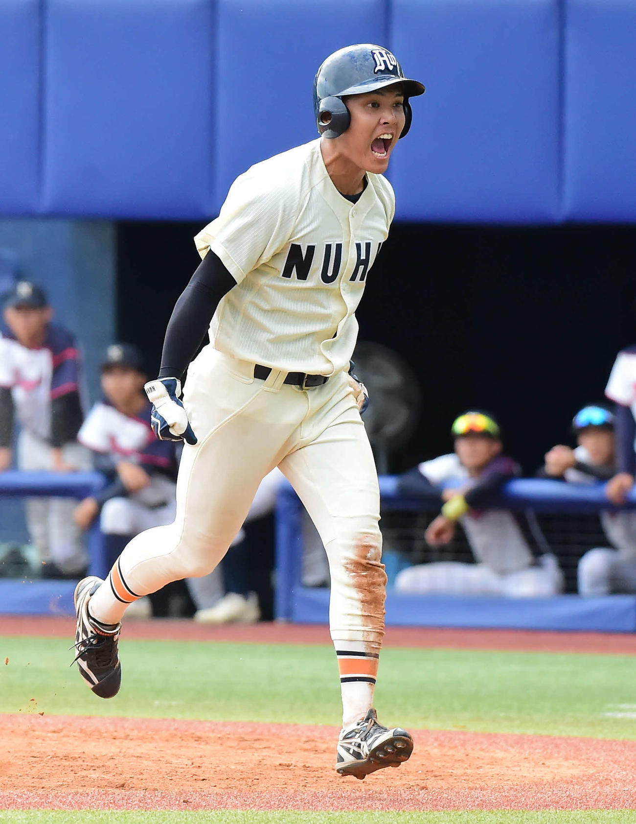 新潟大対新潟医療福祉大　4回裏新潟医療福祉大無死三塁、本盗を決め雄たけびを上げる佐藤