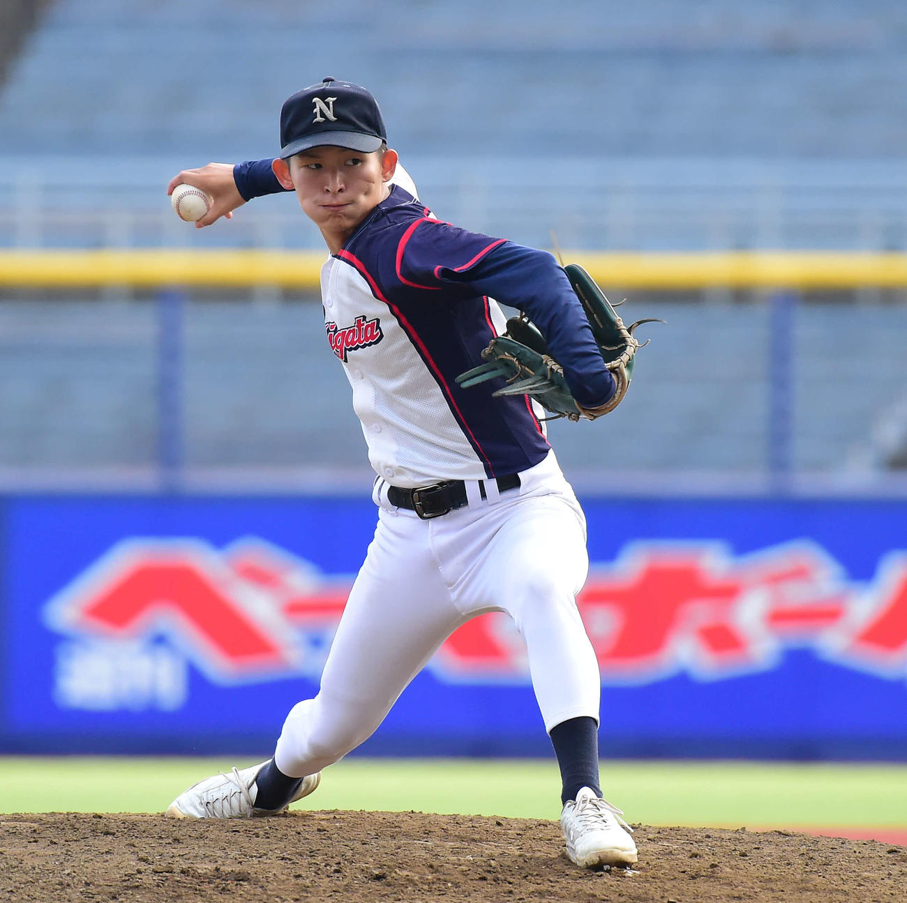 新潟大対新潟医療福祉大　力投する新潟大の先発・丸山