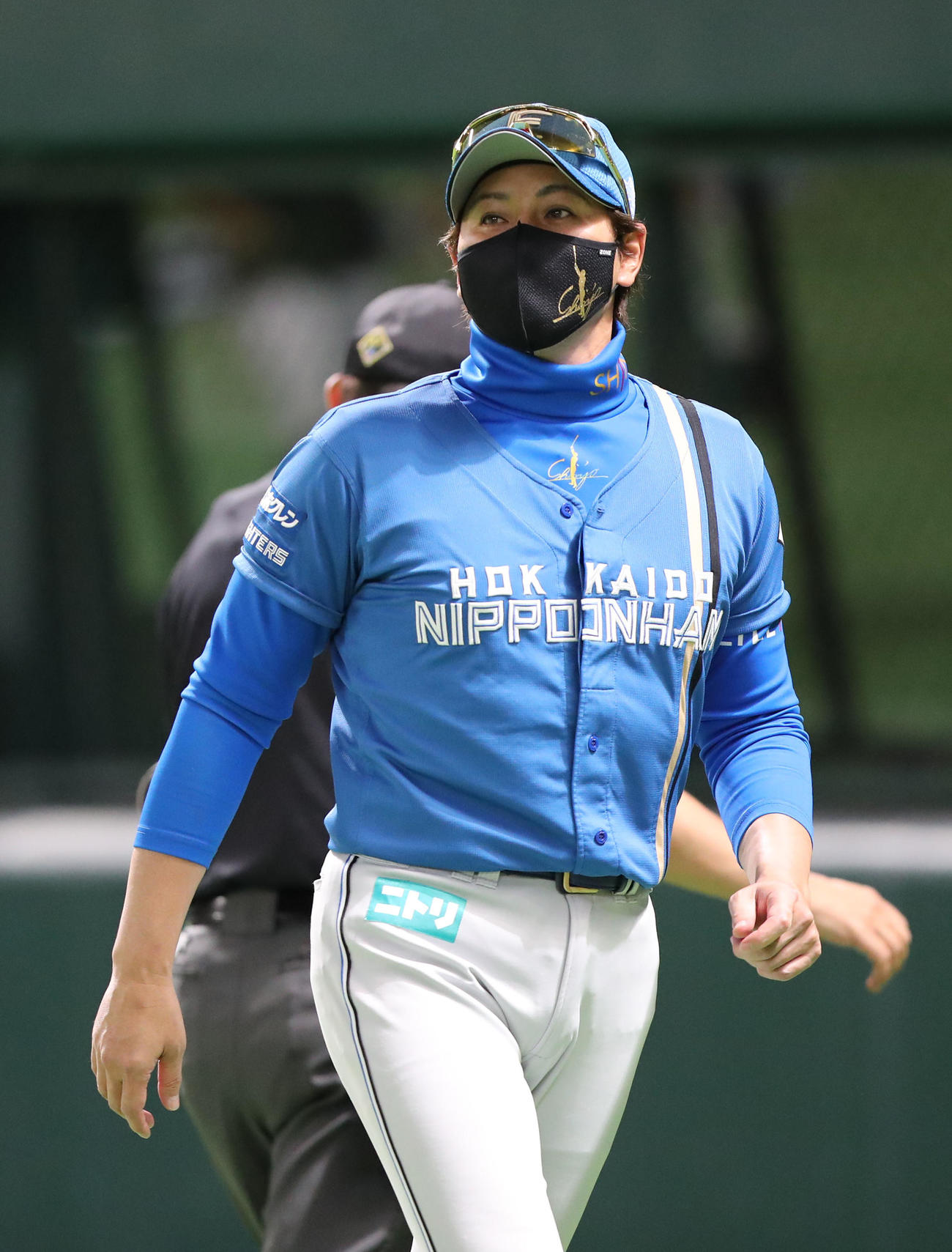 ソフトバンク対日本ハム　投手交代を告げた新庄監督（撮影・鬼束羽瑠菜）