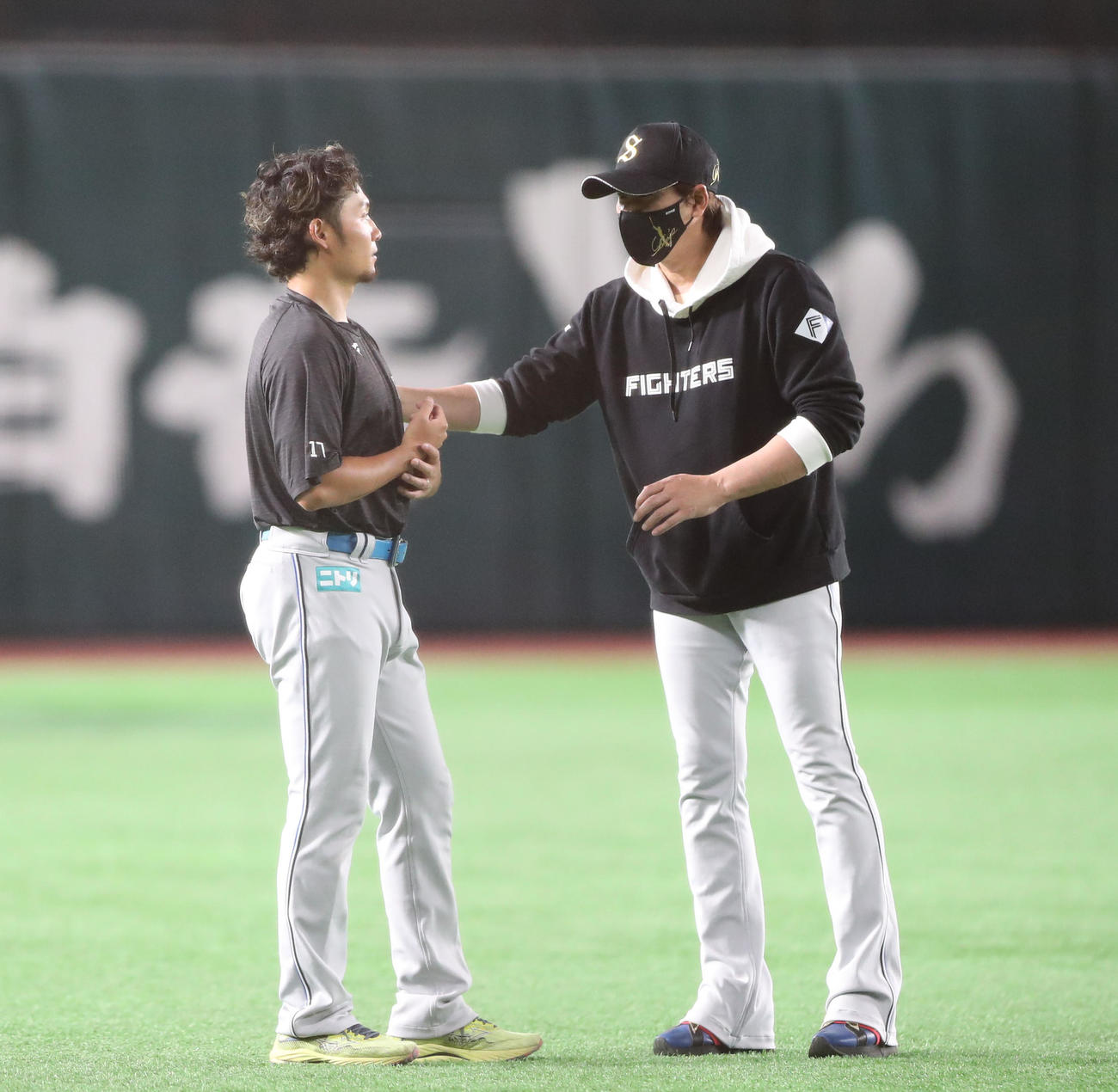ソフトバンク対日本ハム　試合前練習中、話し込む伊藤（左）と新庄監督（撮影・鬼束羽瑠菜）