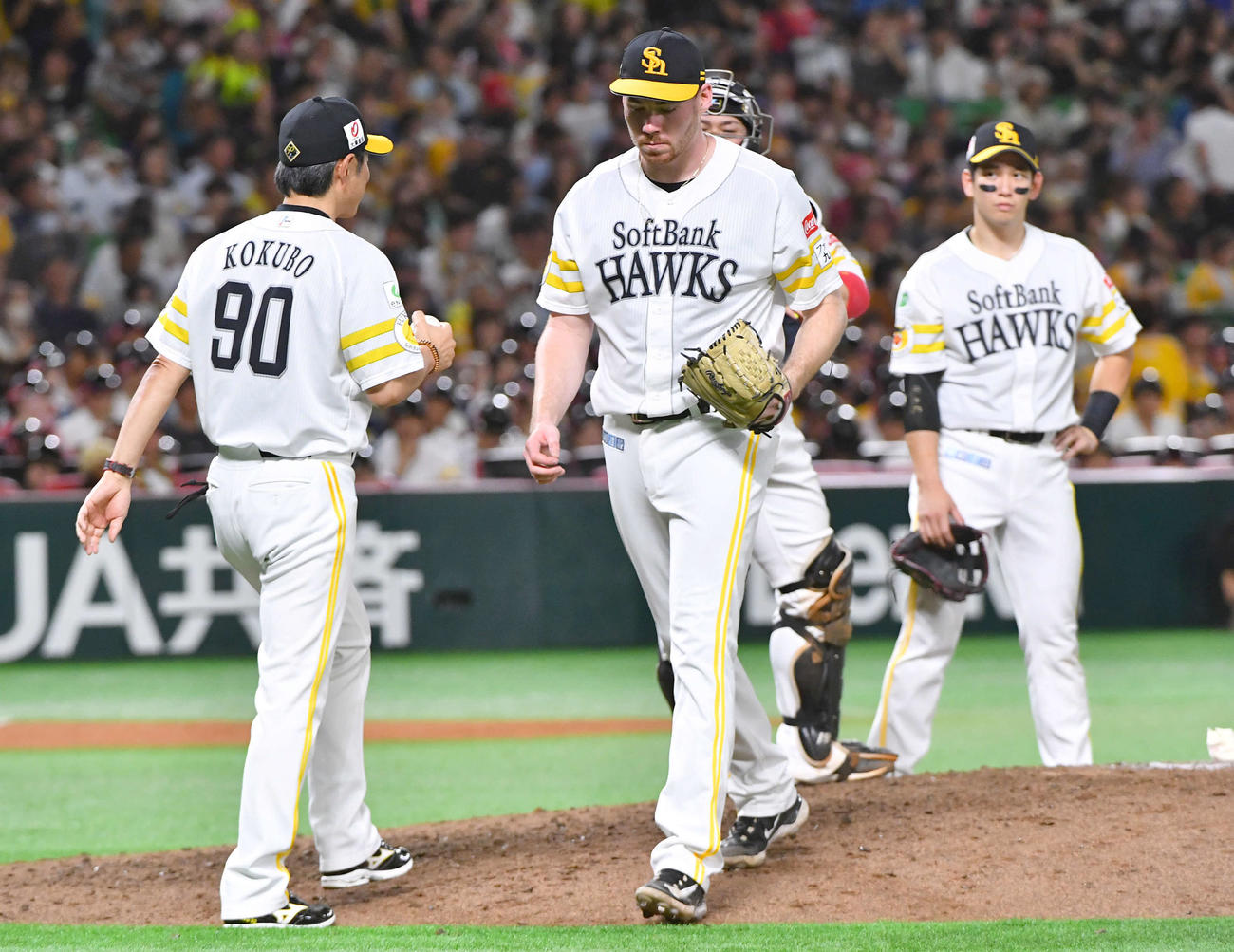 ソフトバンク対日本ハム　6回表日本ハム2死三塁から水野に勝ち越し打を打たれて降板となり、肩を落としてベンチへ戻るスチュワート（中央）。左は小久保監督（撮影・岩下翔太）