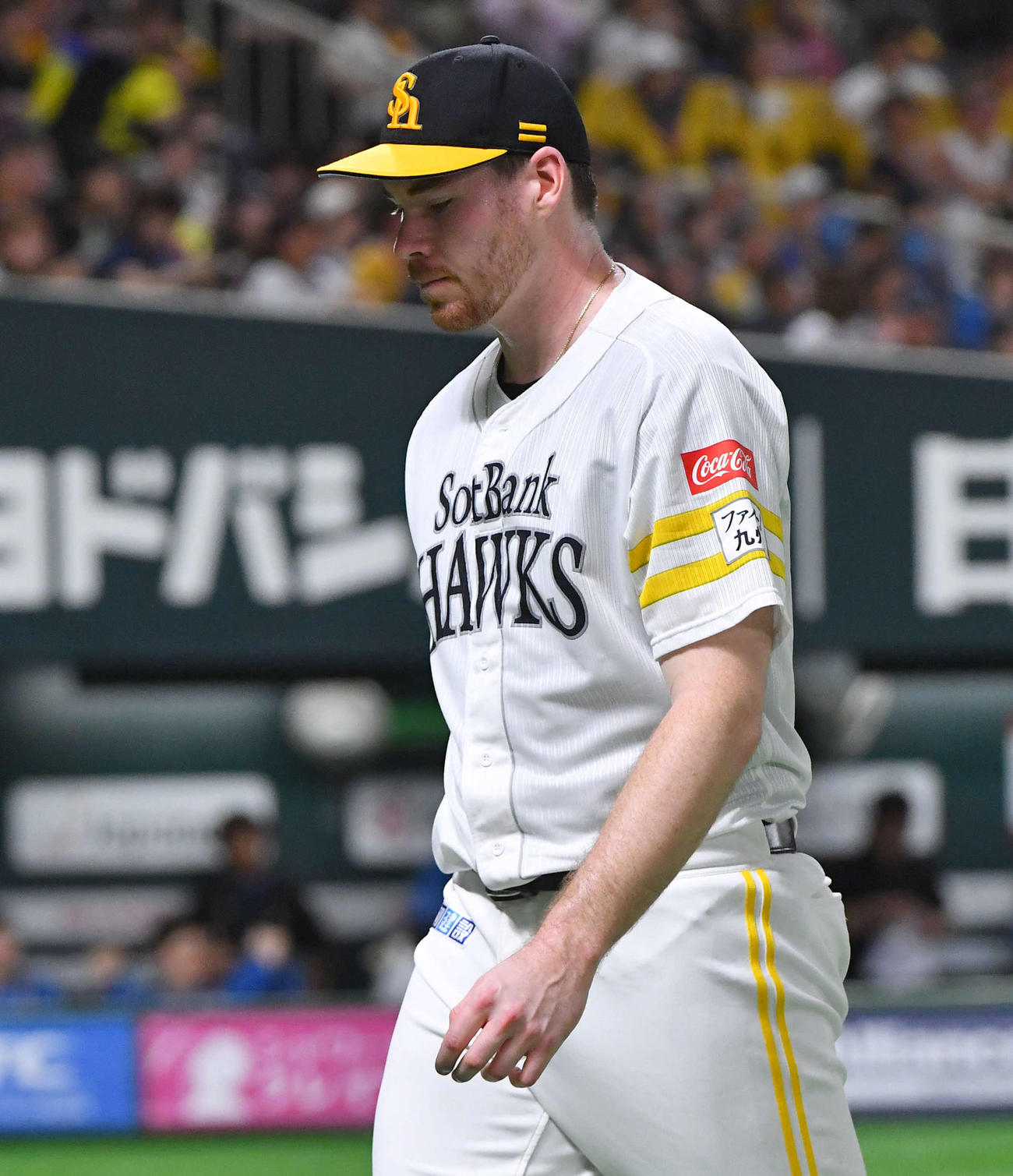 ソフトバンク対日本ハム　6回表日本ハム2死三塁から水野に勝ち越し打を打たれて降板となり、肩を落としてベンチへ戻るスチュワート（撮影・岩下翔太）