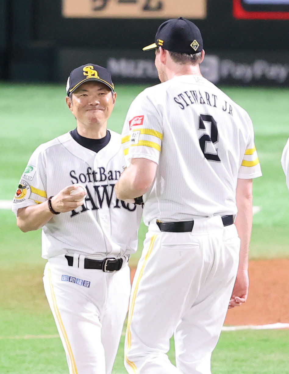 ソフトバンク対日本ハム　6回途中、自らマウンドに行き先発のスチュワートに交代を告げる小久保監督（撮影・梅根麻紀）