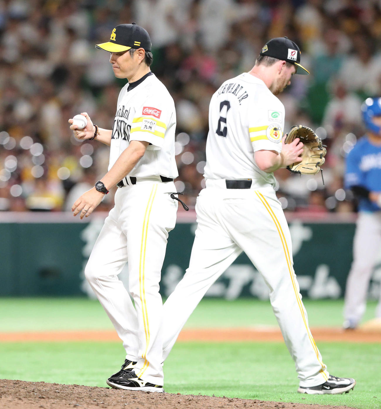 ソフトバンク対日本ハム　6回表日本ハム2死一塁、投手交代を告げマウンドにむかう小久保監督（左）とスチュワート（撮影・鬼束羽瑠菜）