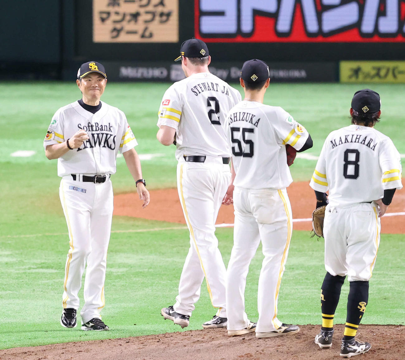 ソフトバンク対日本ハム　6回途中、自らマウンドに行き先発のスチュワートに交代を告げる小久保監督（撮影・梅根麻紀）