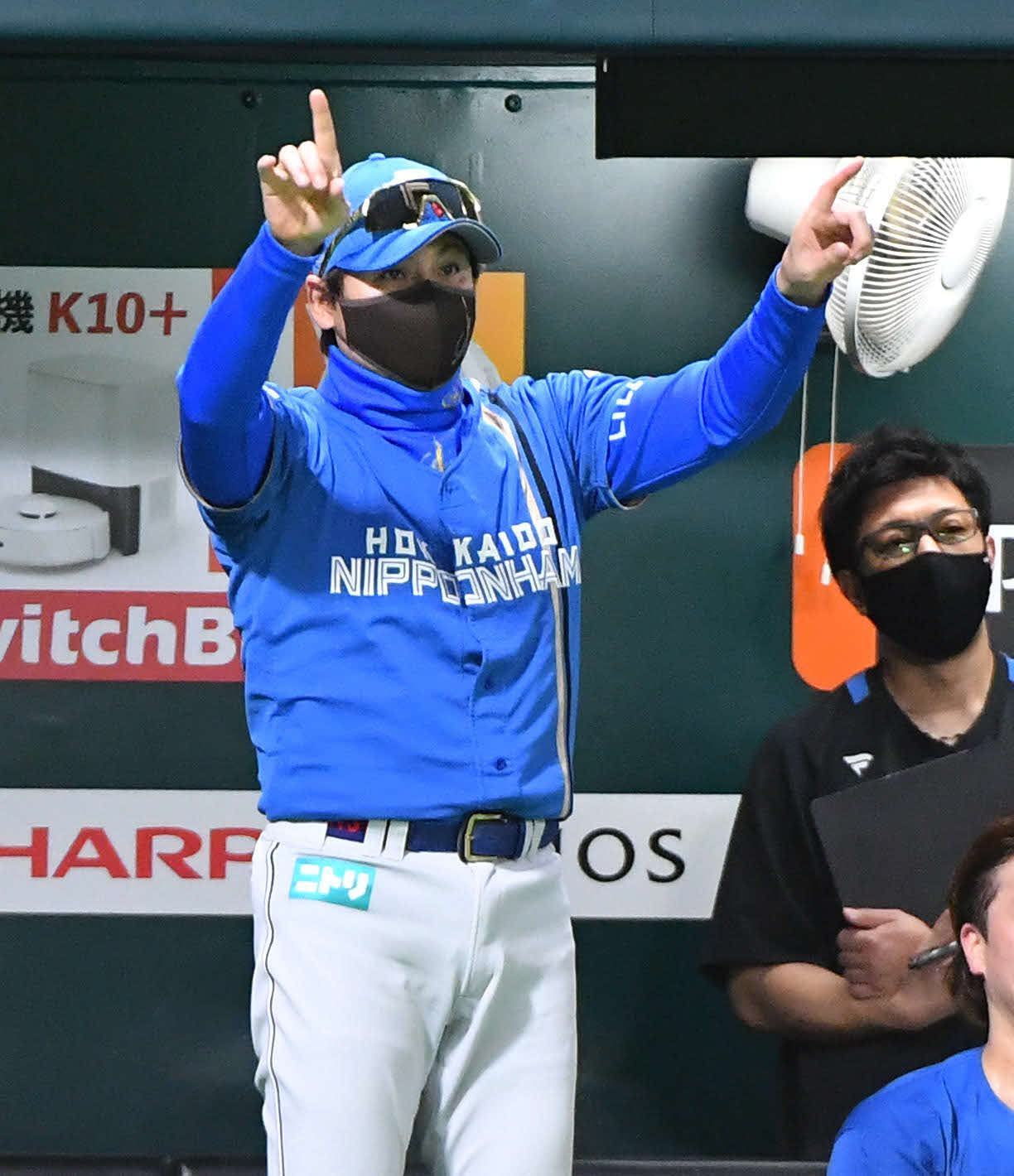 ソフトバンク対日本ハム　5回表日本ハム1死、松本剛の遊ゴロアウトの判定にリクエストをする新庄監督（撮影・岩下翔太）