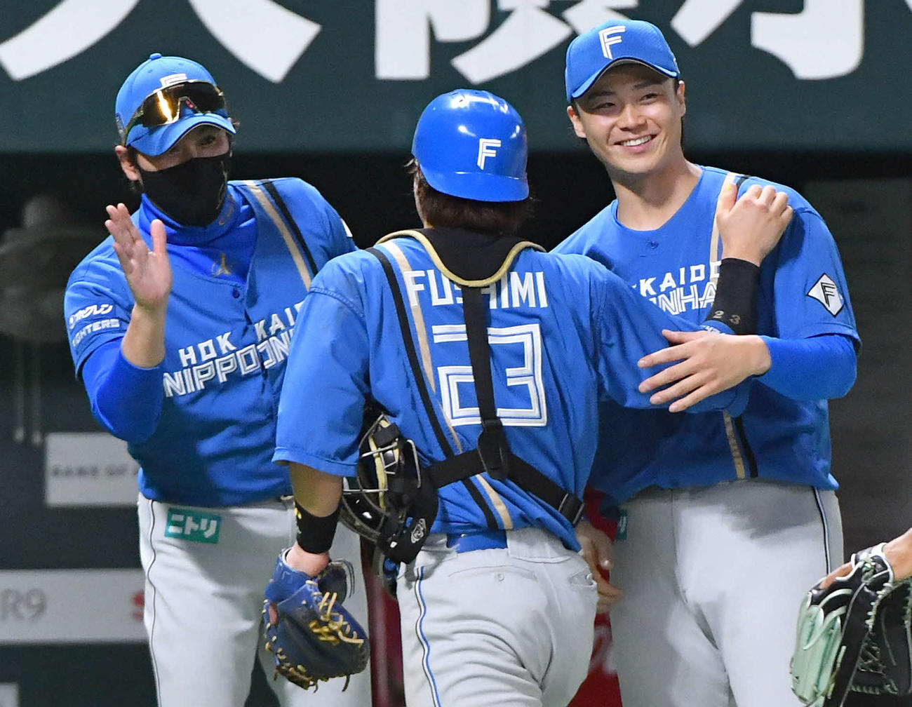 ソフトバンク対日本ハム　ソフトバンクに勝利し、伏見（中央）らナインを笑顔で迎える新庄監督（左）と山崎（撮影・岩下翔太）