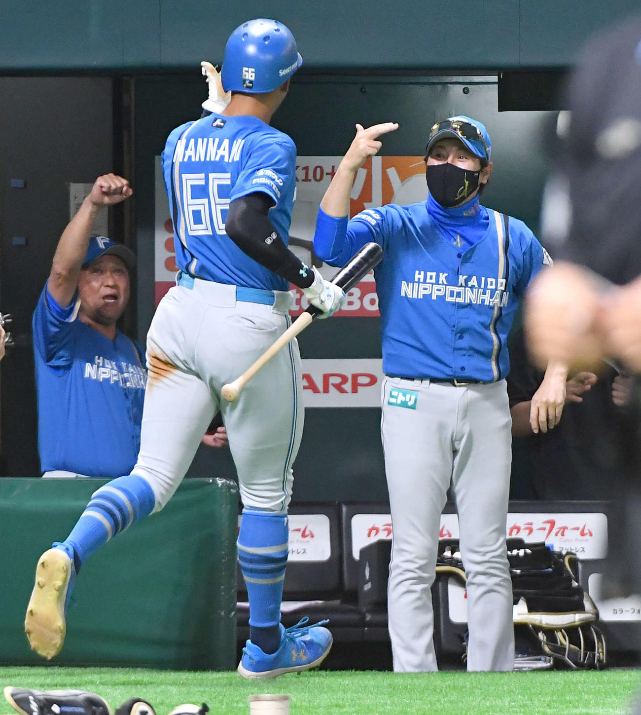 ソフトバンク対日本ハム　6回表日本ハム2死三塁、水野の勝ち越し中前適時打で生還した万波（左から2人目）を笑顔で迎える新庄監督（撮影・岩下翔太）