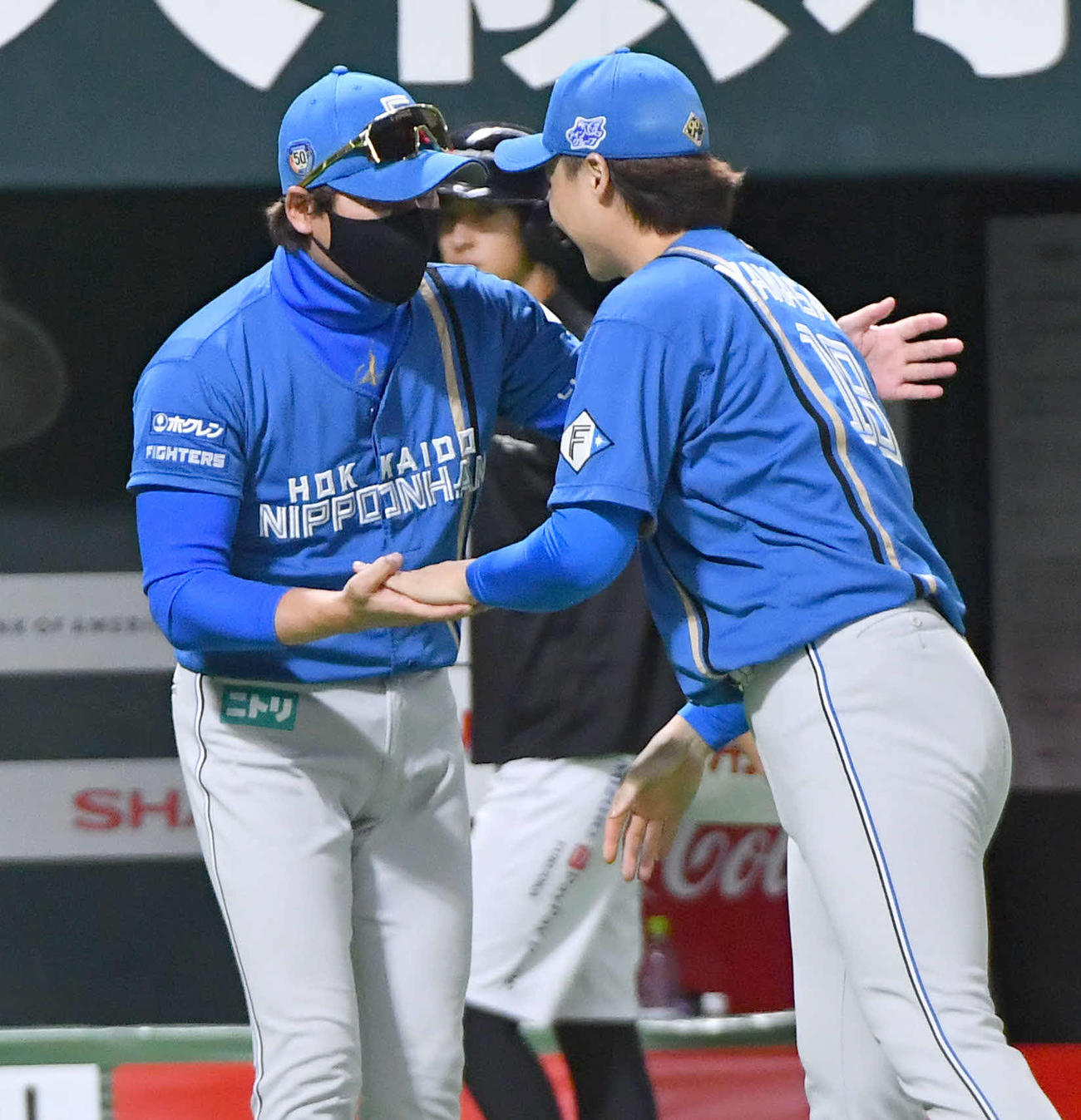 ソフトバンク対日本ハム　ソフトバンクに勝利し、今季10勝目を挙げた山崎（右）と握手を交わす新庄監督（撮影・岩下翔太）