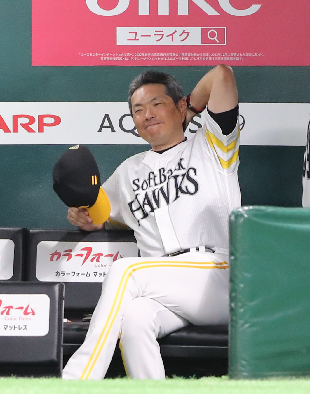 ソフトバンク対日本ハム　ベンチにもたれ、頭をかく小久保監督（撮影・鬼束羽瑠菜）
