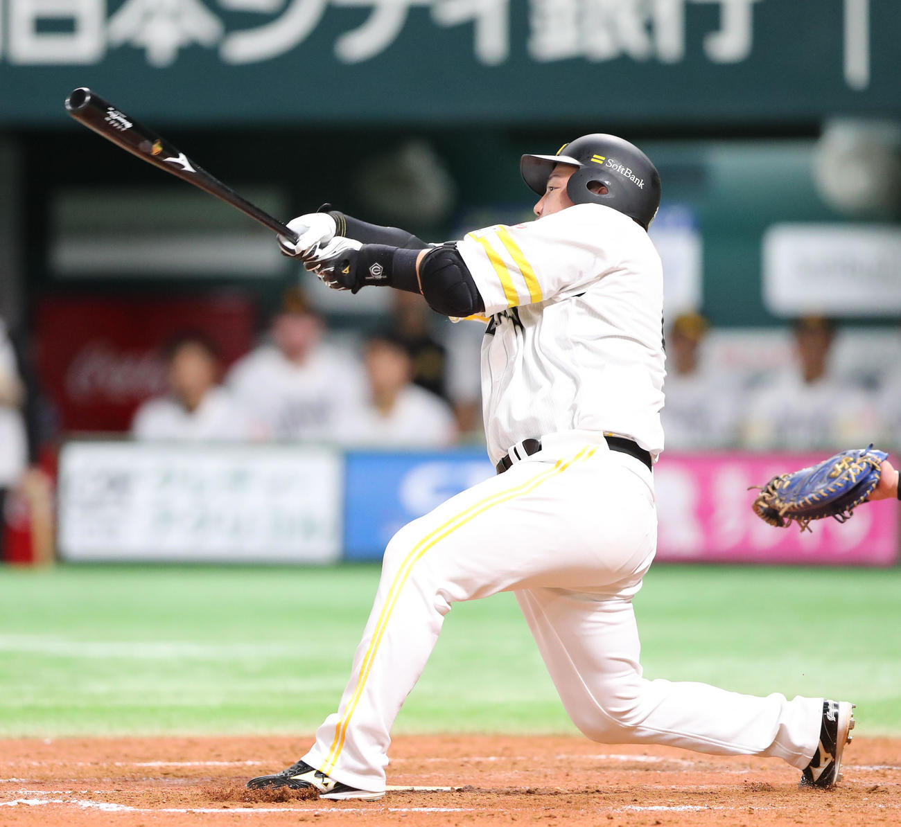 ソフトバンク対日本ハム　4回裏ソフトバンク1死、山川は左前打を放つ（撮影・鬼束羽瑠菜）
