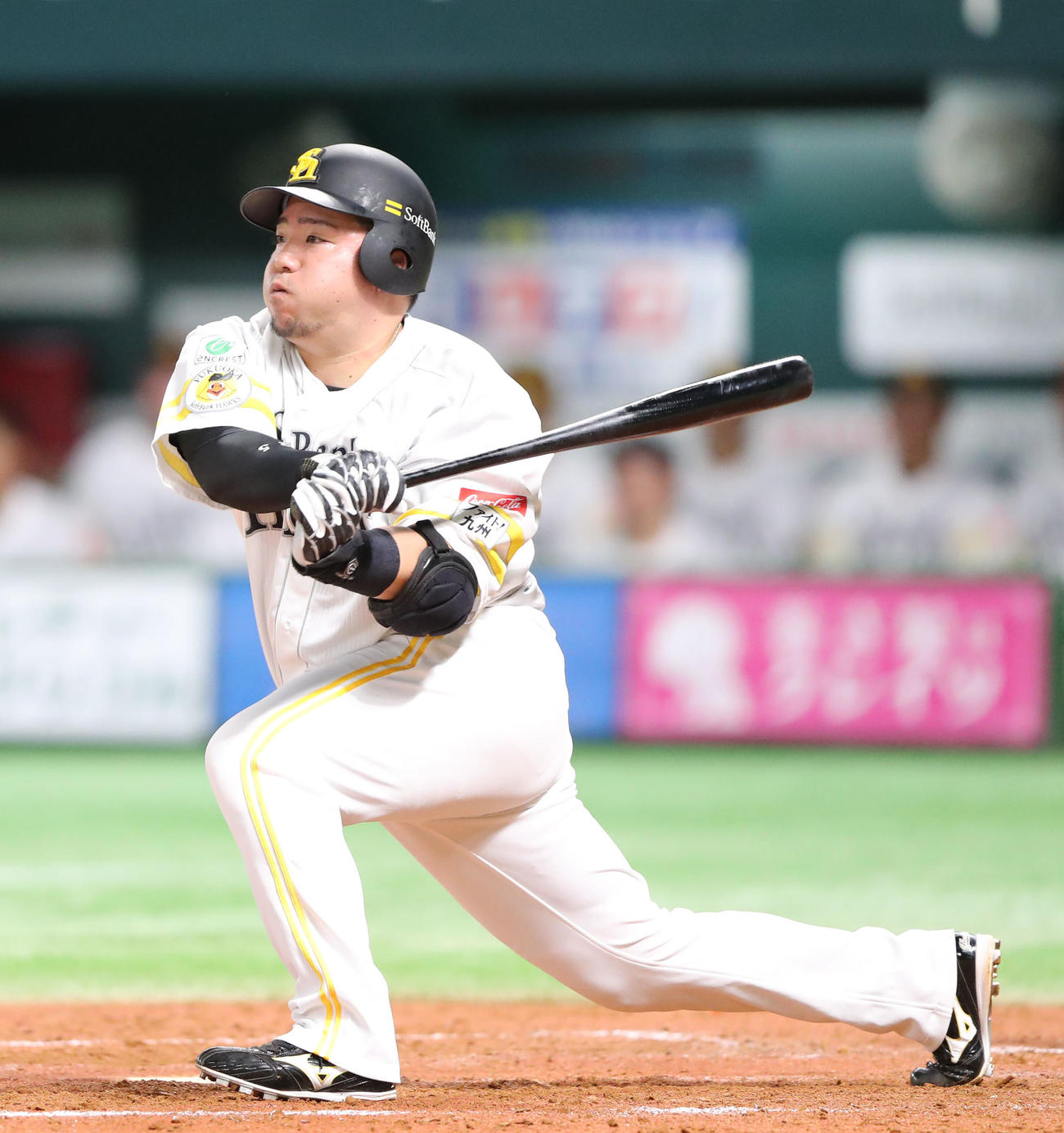 ソフトバンク対日本ハム　4回裏ソフトバンク1死、山川は左前打を放つ（撮影・鬼束羽瑠菜）