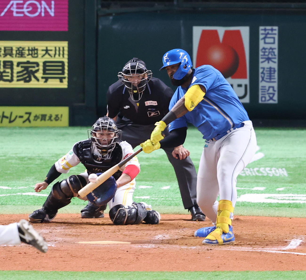 ソフトバンク対日本ハム　7回表日本ハム1死一、二塁、レイエスは中越えに適時二塁打を放つ（撮影・梅根麻紀）