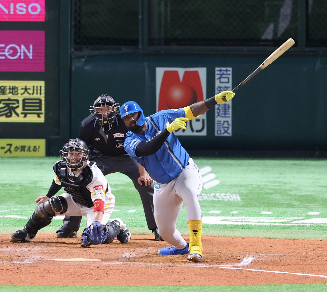 ソフトバンク対日本ハム　7回表日本ハム1死一、二塁、レイエスは中越えに適時二塁打を放つ（撮影・梅根麻紀）