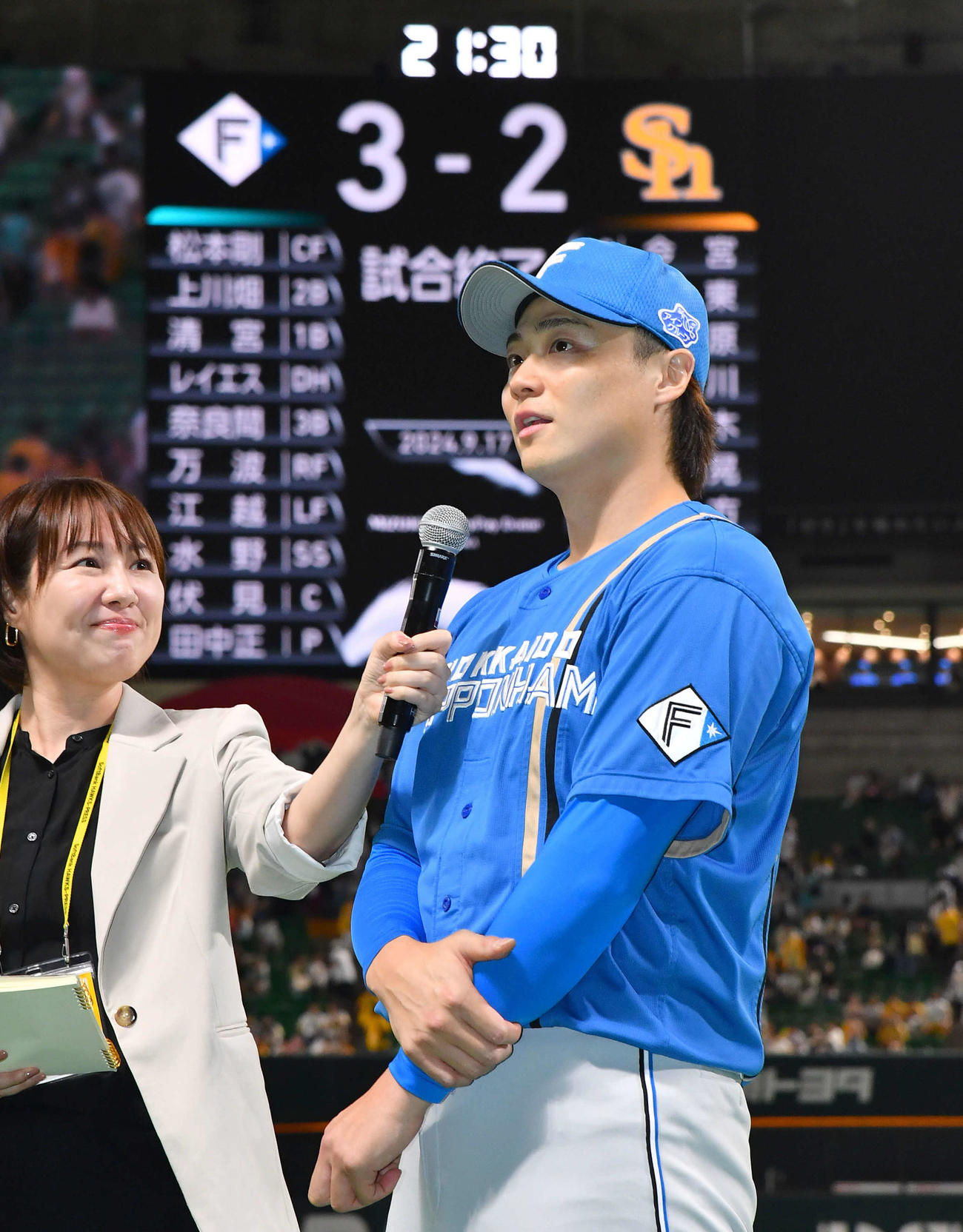 ソフトバンク対日本ハム　今季10勝目を挙げ、ヒーローインタビューを受ける山崎（撮影・岩下翔太）
