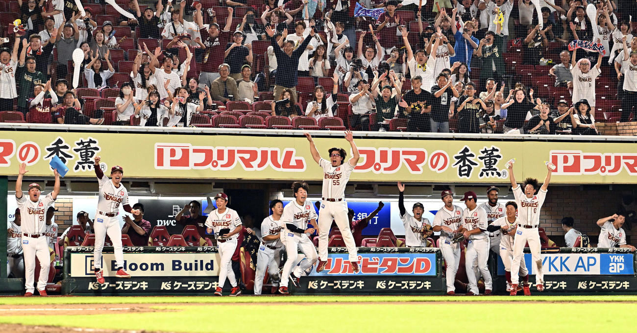 楽天対ロッテ　10回裏楽天2死一、二塁、代打伊藤裕のサヨナラ打にガッツポーズで喜ぶ今江監督（前列左から2人目）ら（撮影・滝沢徹郎）