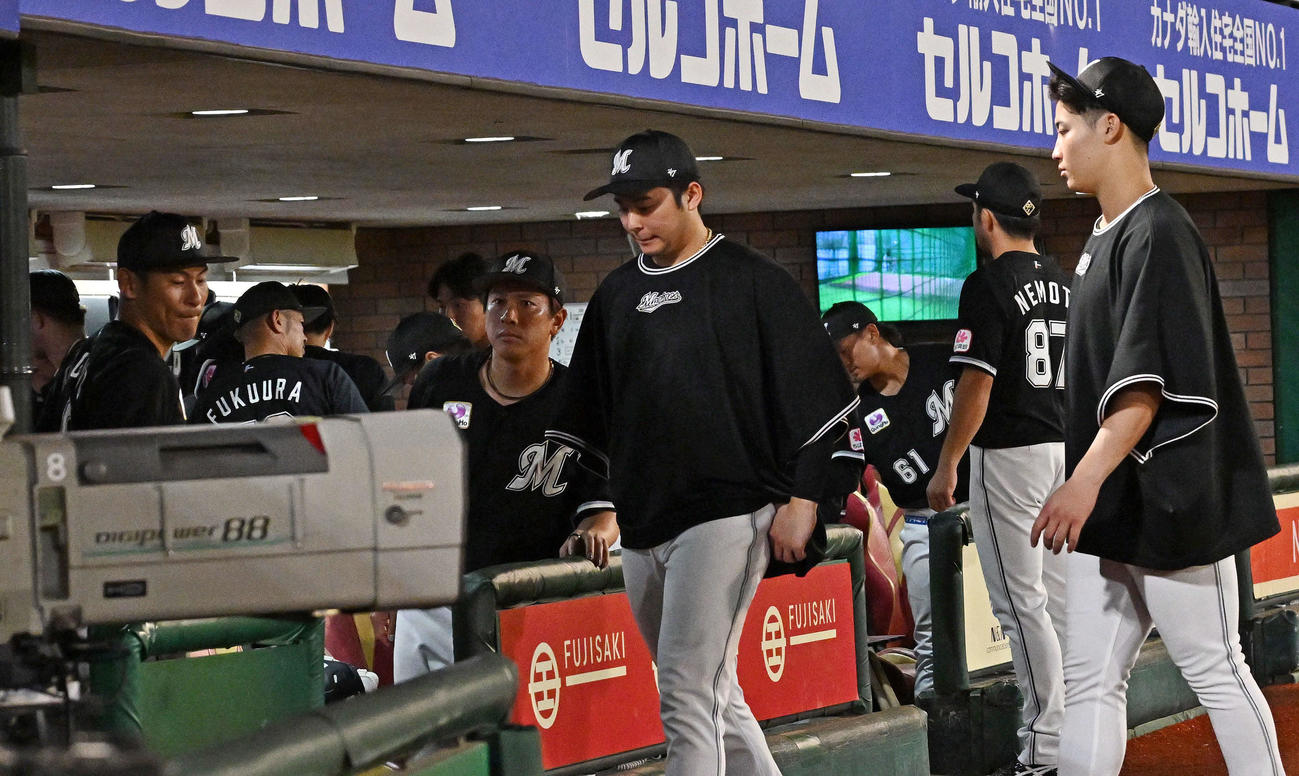 楽天対ロッテ　サヨナラ負けに肩を落とすロッテの選手たち（撮影・滝沢徹郎）