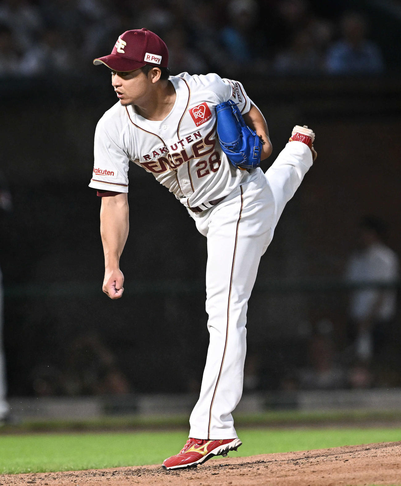 楽天対ロッテ　6回表、楽天2番手で登板する酒居（撮影・滝沢徹郎）