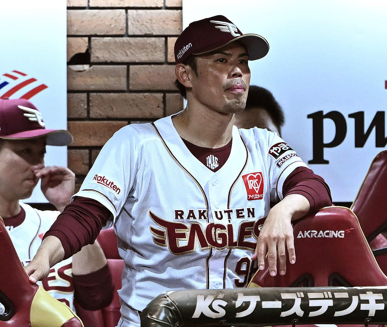 楽天対ロッテ　戦況を見守る楽天今江監督（撮影・滝沢徹郎）