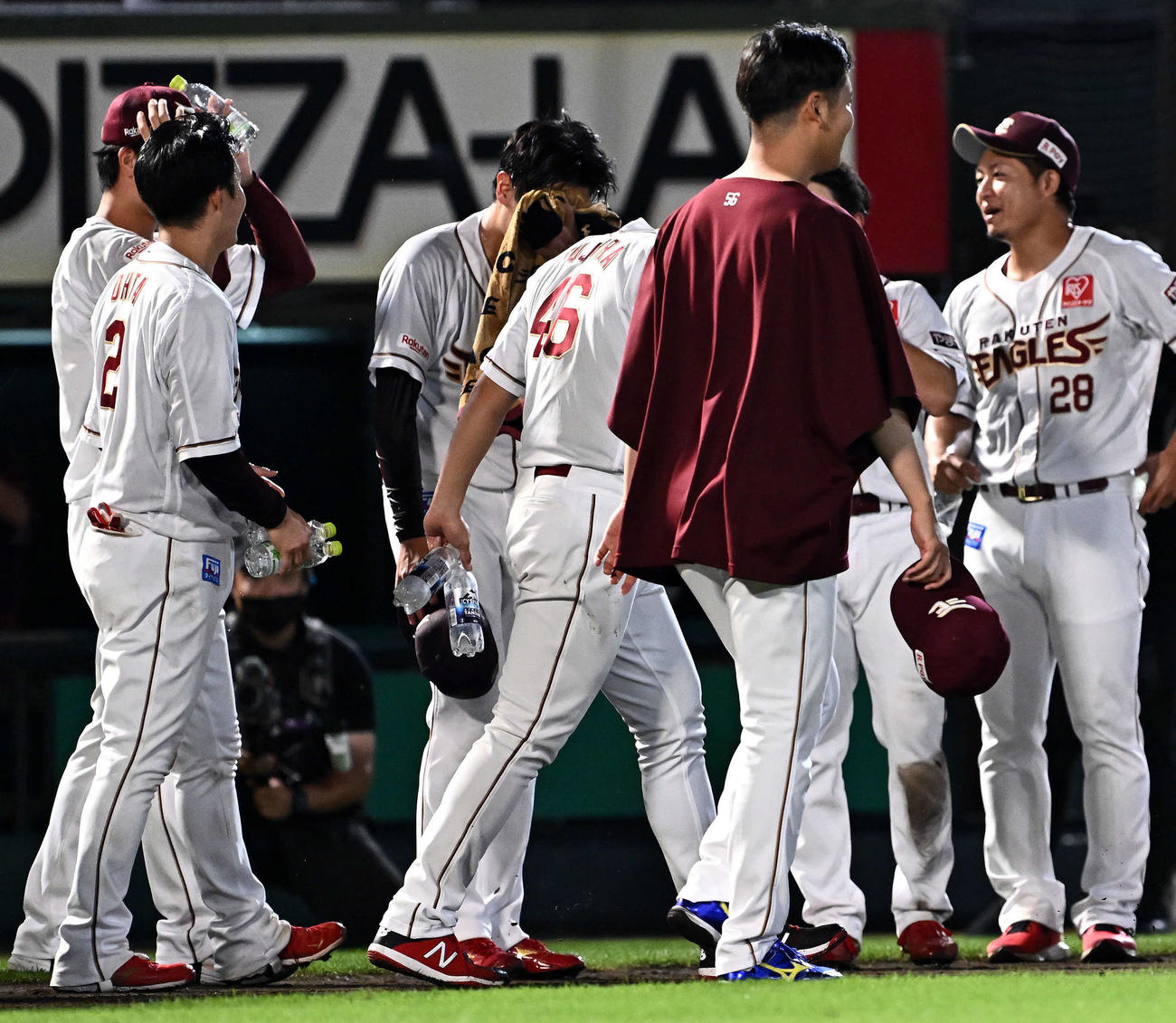 楽天対ロッテ　試合後、タオルで顔を覆う楽天渡辺翔（中央左）（撮影・滝沢徹郎）