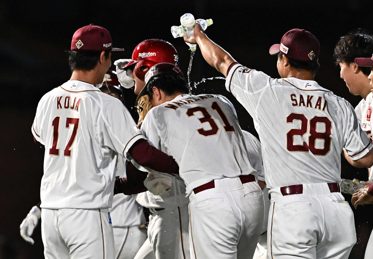 楽天対ロッテ　試合後、タオルで顔を覆う楽天渡辺翔（中央）（撮影・滝沢徹郎）