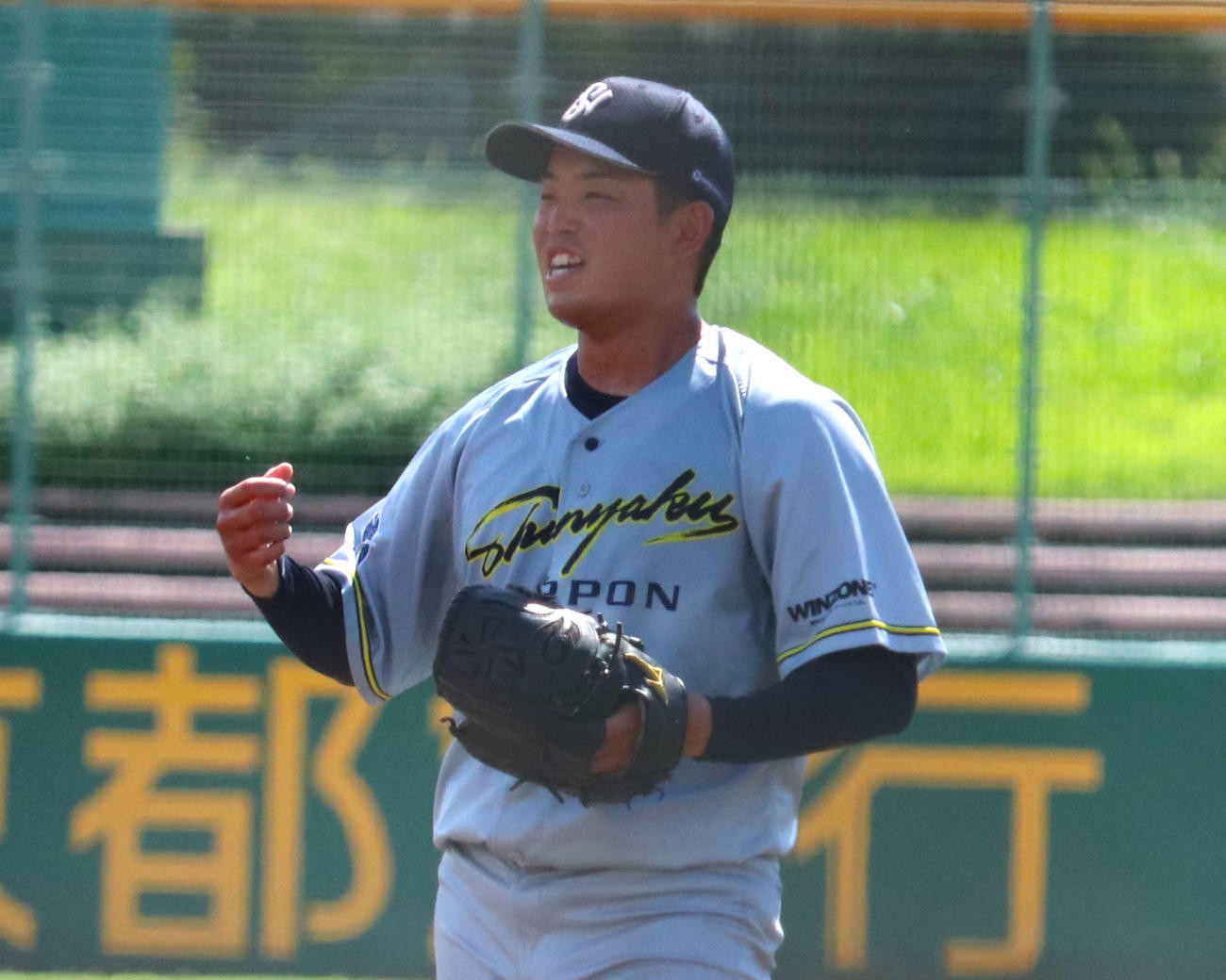 ミキハウスとの代表決定戦今予選3戦で先発し、最後のアウトを取って笑みを浮かべた日本新薬の遠藤（撮影・中島麗）