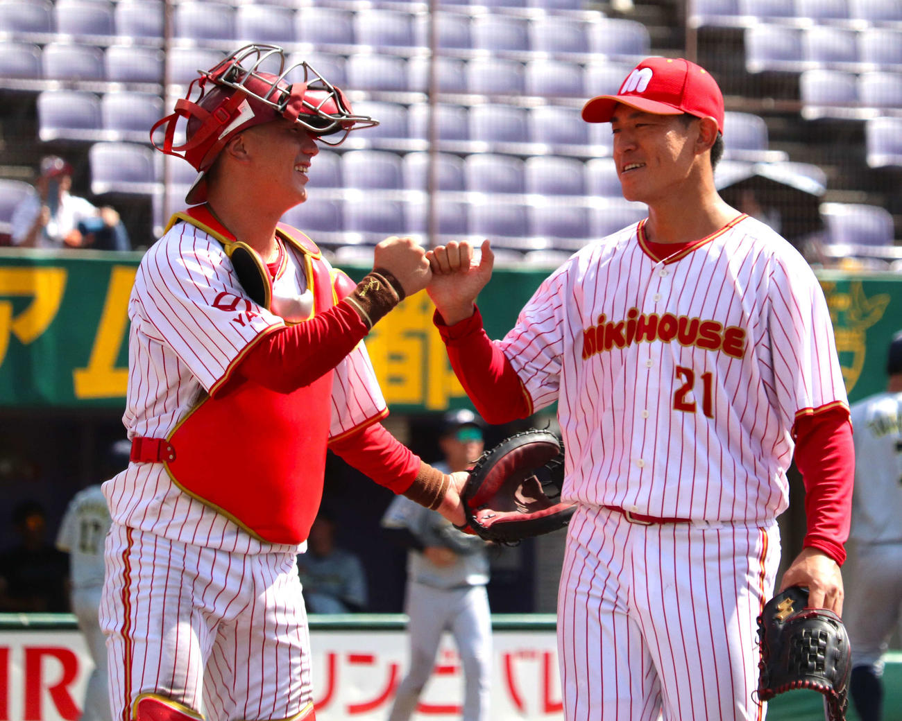 日本新薬との代表決定戦　ミキハウス先発の桜井俊貴投手（右）をねぎらう、井上大輔捕手（撮影・中島麗）