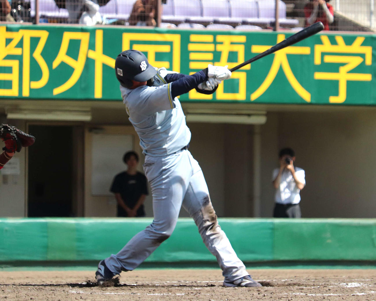 ミキハウスとの代表決定戦　4回無死に決勝打となる中越え適時二塁打を放った、日本新薬の橋本（撮影・中島麗）