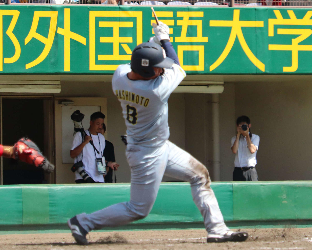 ミキハウスとの代表決定戦　8回無死にバットを折りながら左前打を放った、日本新薬の橋本（撮影・中島麗）