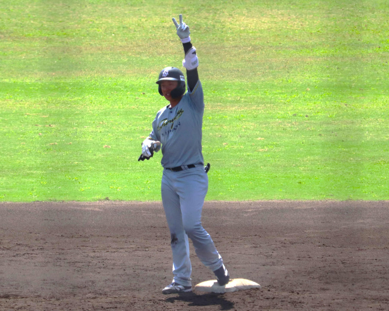 ミキハウスとの代表決定戦　決勝打を放ち、塁上でピースサインをする日本新薬の橋本（撮影・中島麗）