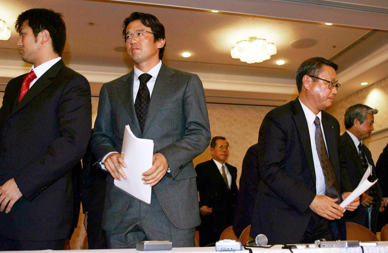 記者会見を終え、左右に分かれる古田会長（左）と瀬戸山委員長。労使協議で妥協点を見出せず（2004年9月17日）
