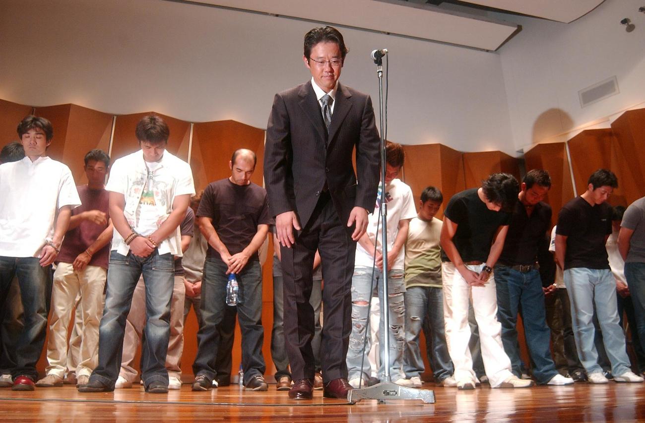 プロ野球ストライキ関連　選手会主催のファンイベントでストをわび頭を下げる古田敦也会長（中）ら（2004年9月19日）