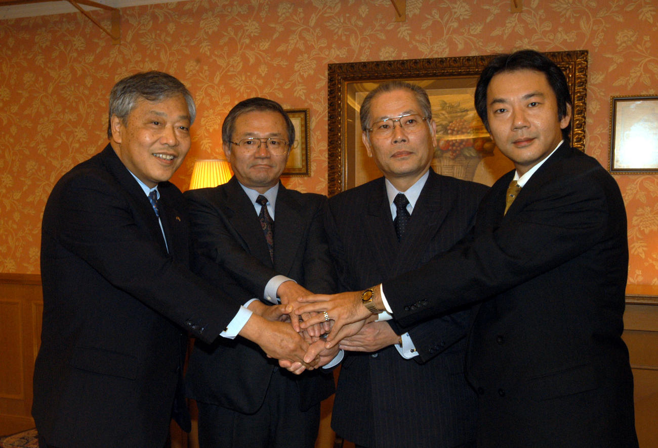 2003年12月5日、福岡ダイエーホークス新会長就任会見でがっちりと手を組む（左から）高塚猛球団社長、佐々木博茂新会長、高木邦夫ダイエー社長、中内正オーナー
