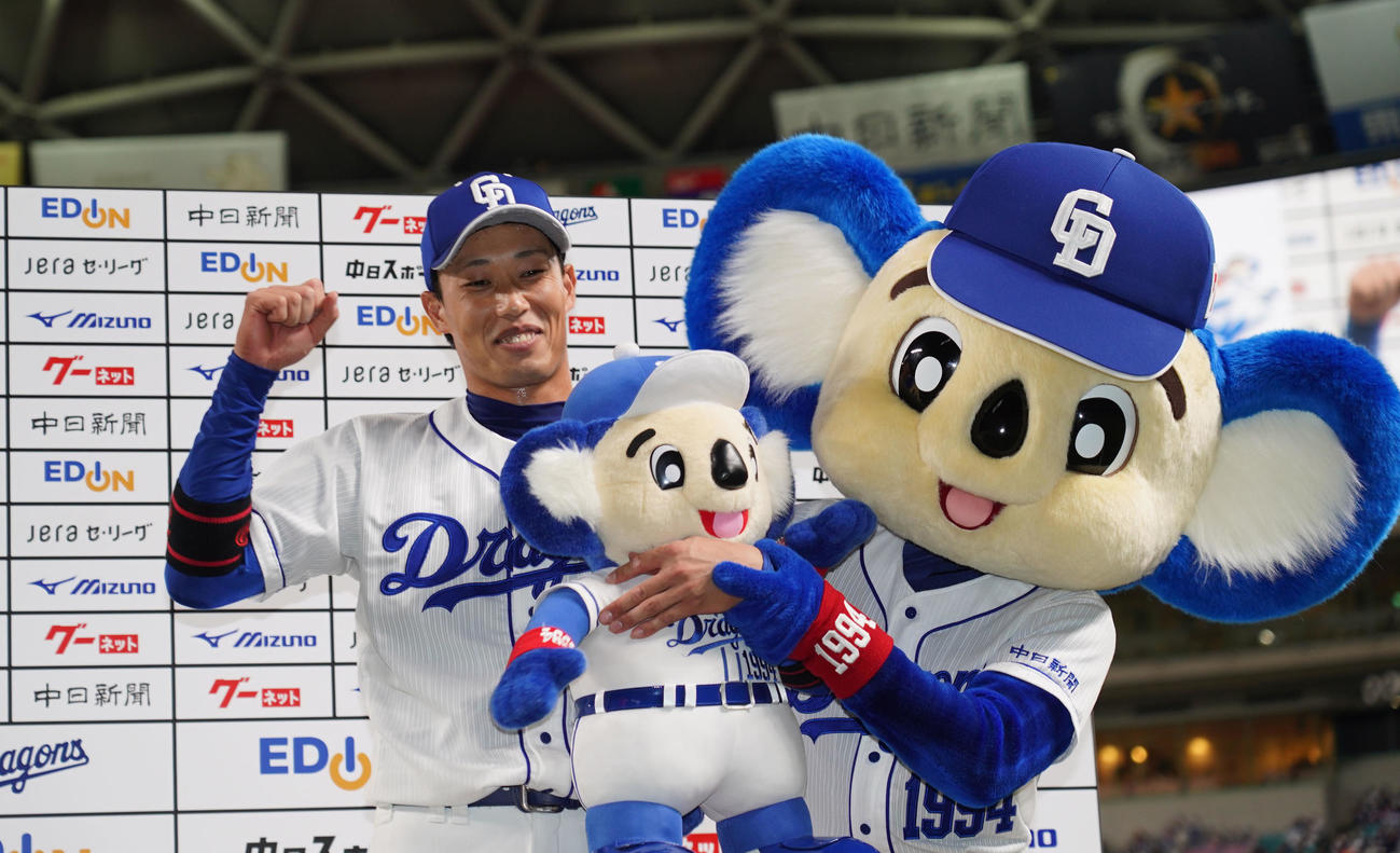 お立ち台でドアラに祝福される加藤翔平（22年4月30日撮影）