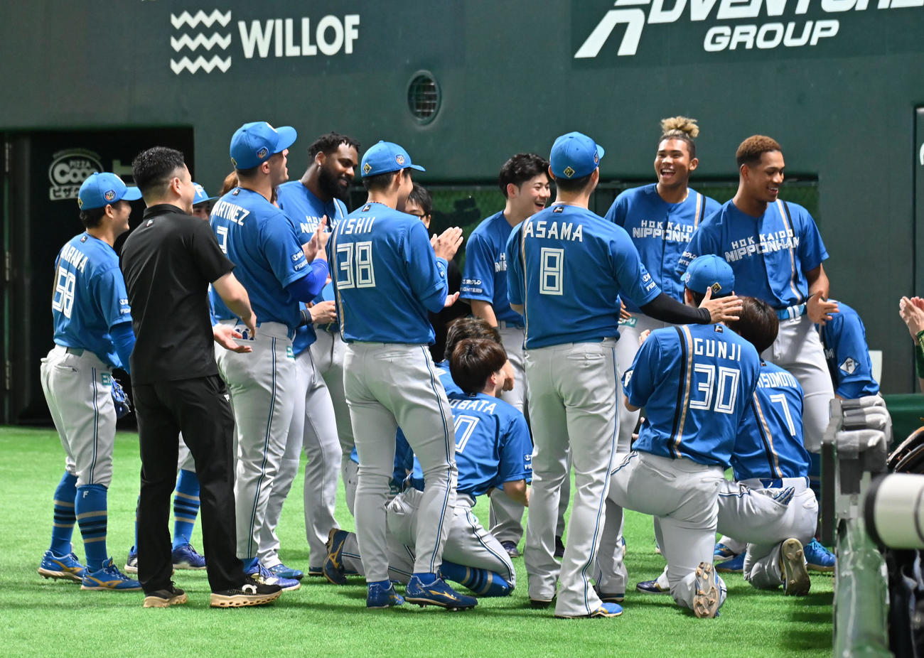 ソフトバンク対日本ハム　試合前円陣を組む日本ハムナイン（撮影・林敢治）