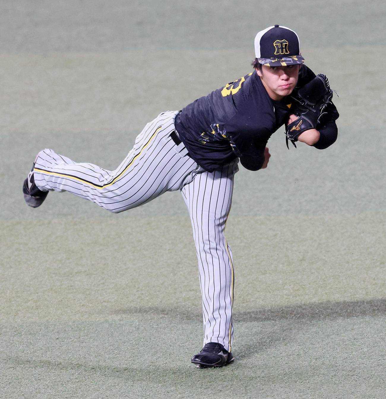 中日対阪神　キャッチボールで調整する石黒（撮影・加藤哉）