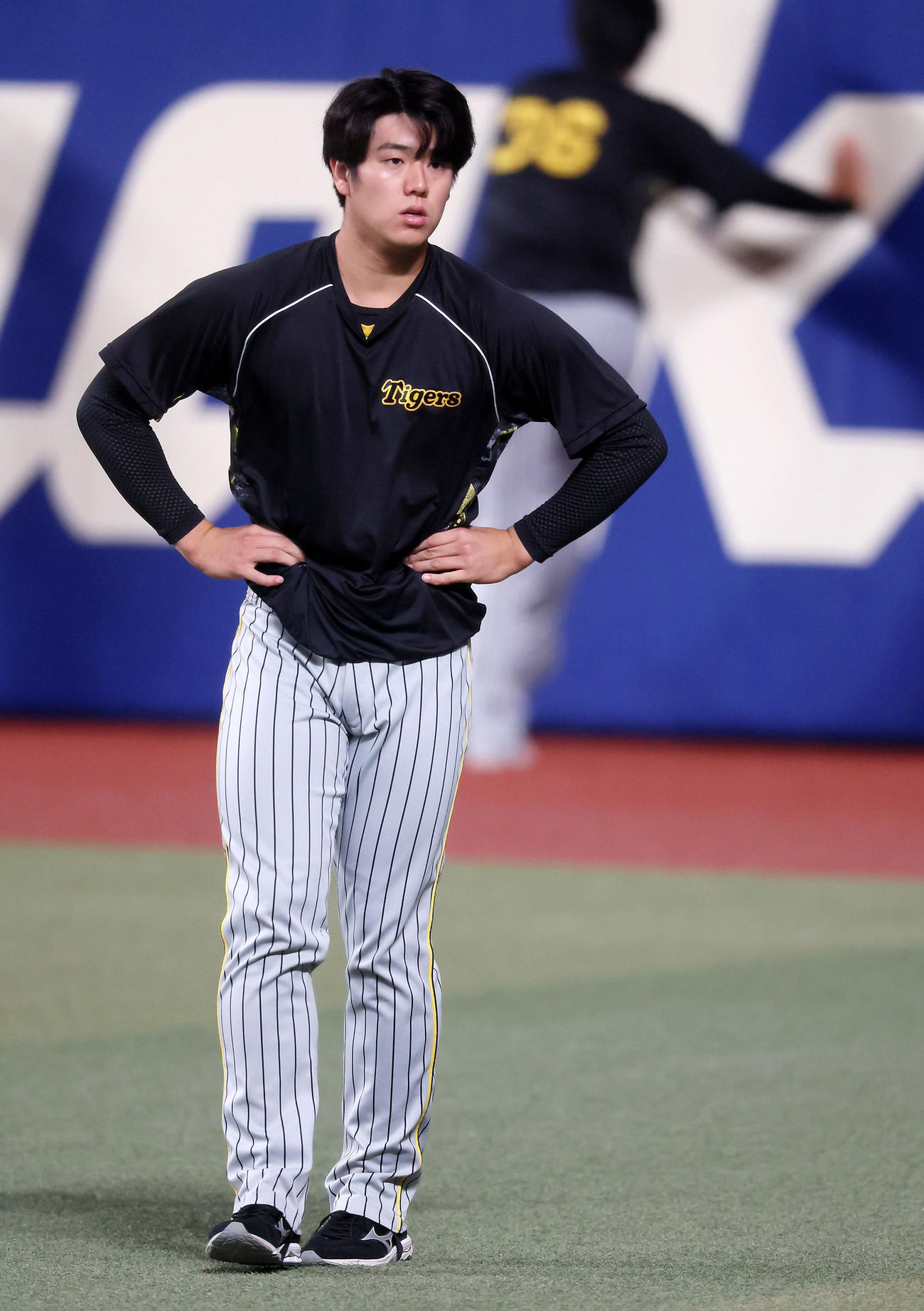 中日対阪神　ウオーミングアップする石黒（撮影・加藤哉）