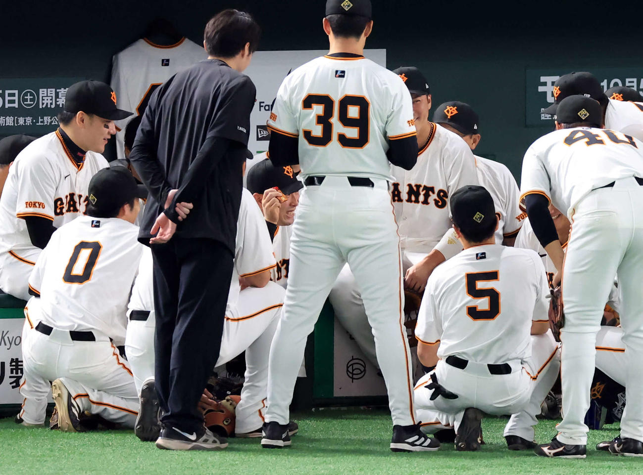 巨人対DeNA　試合前円陣でお守りを手に声出しする巨人浅野（中央）（撮影・浅見桂子）