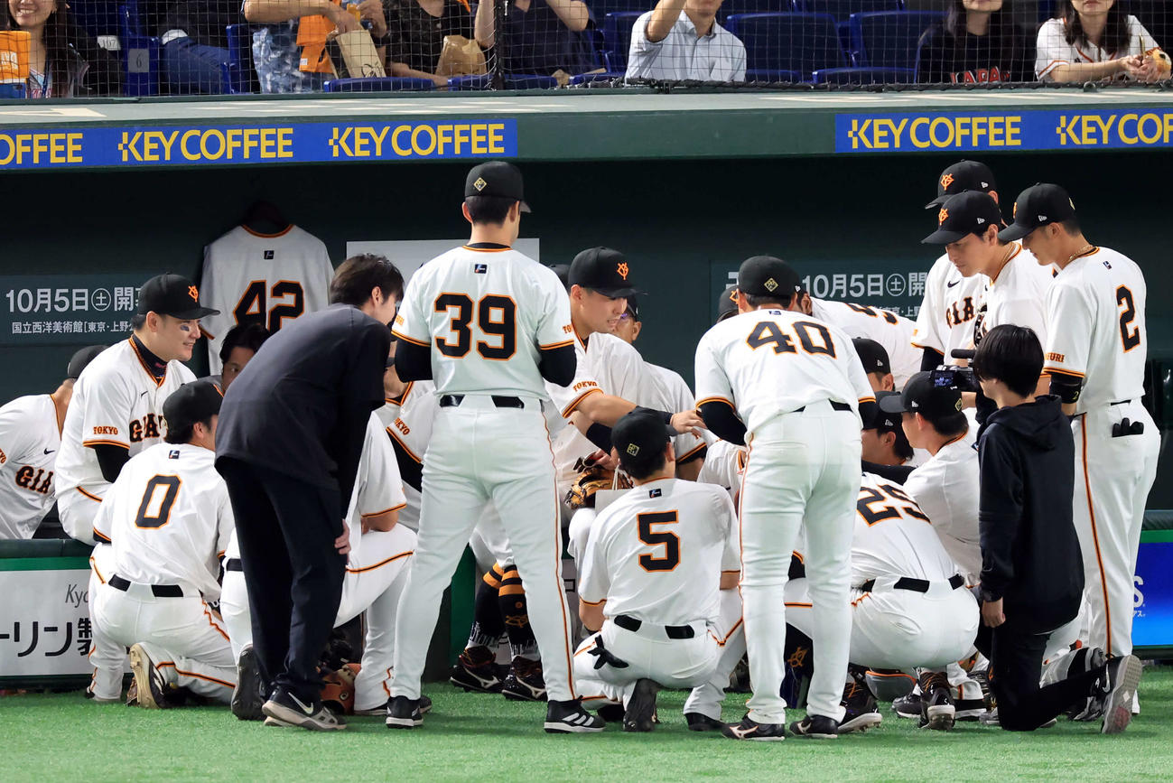 巨人対DeNA　試合前円陣でお守りを手に声出しする巨人浅野（中央）（撮影・浅見桂子）