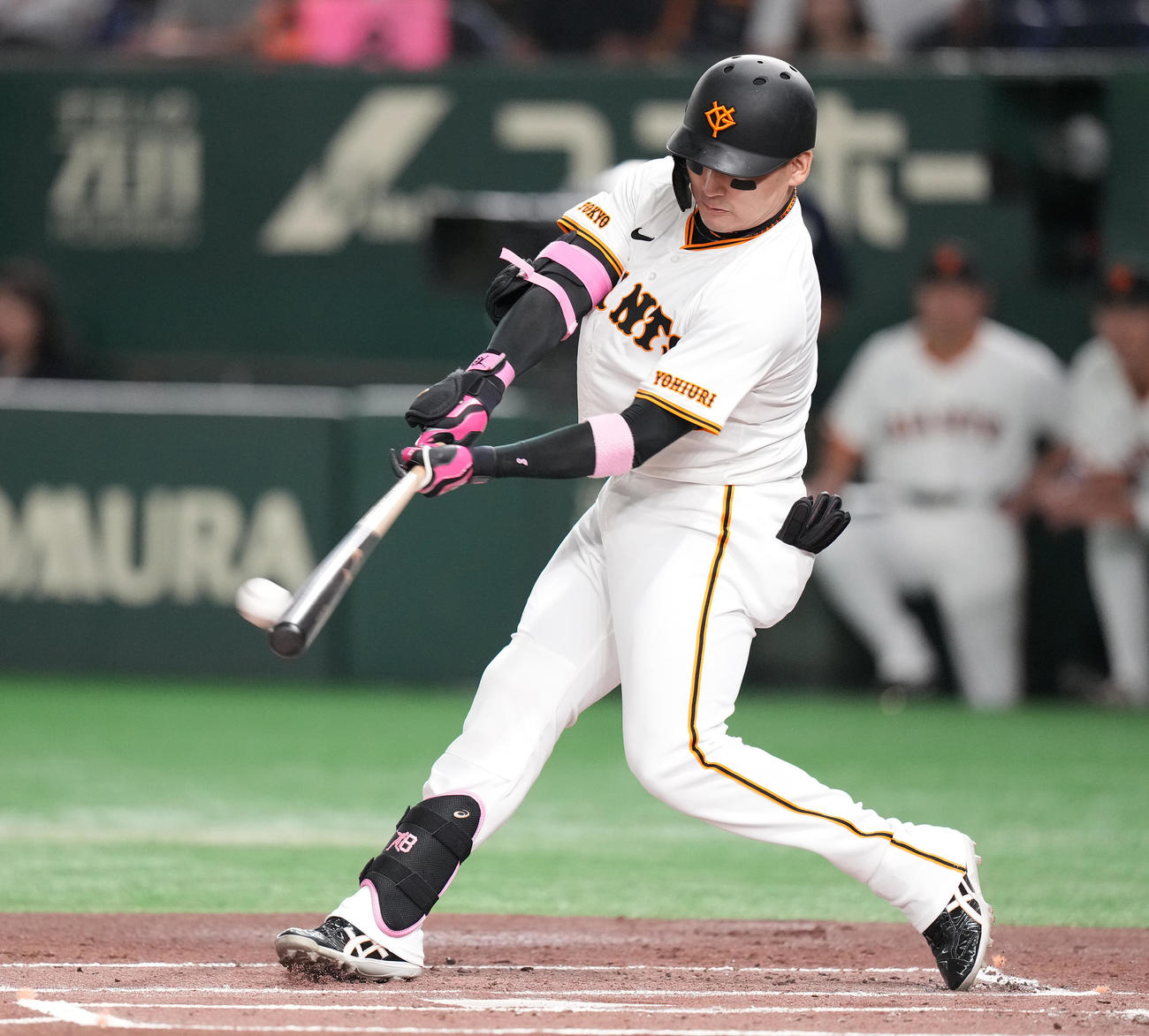 巨人対DeNA 1回裏巨人無死、右越えに先頭打者本塁打を放つ丸（撮影・鈴木みどり）