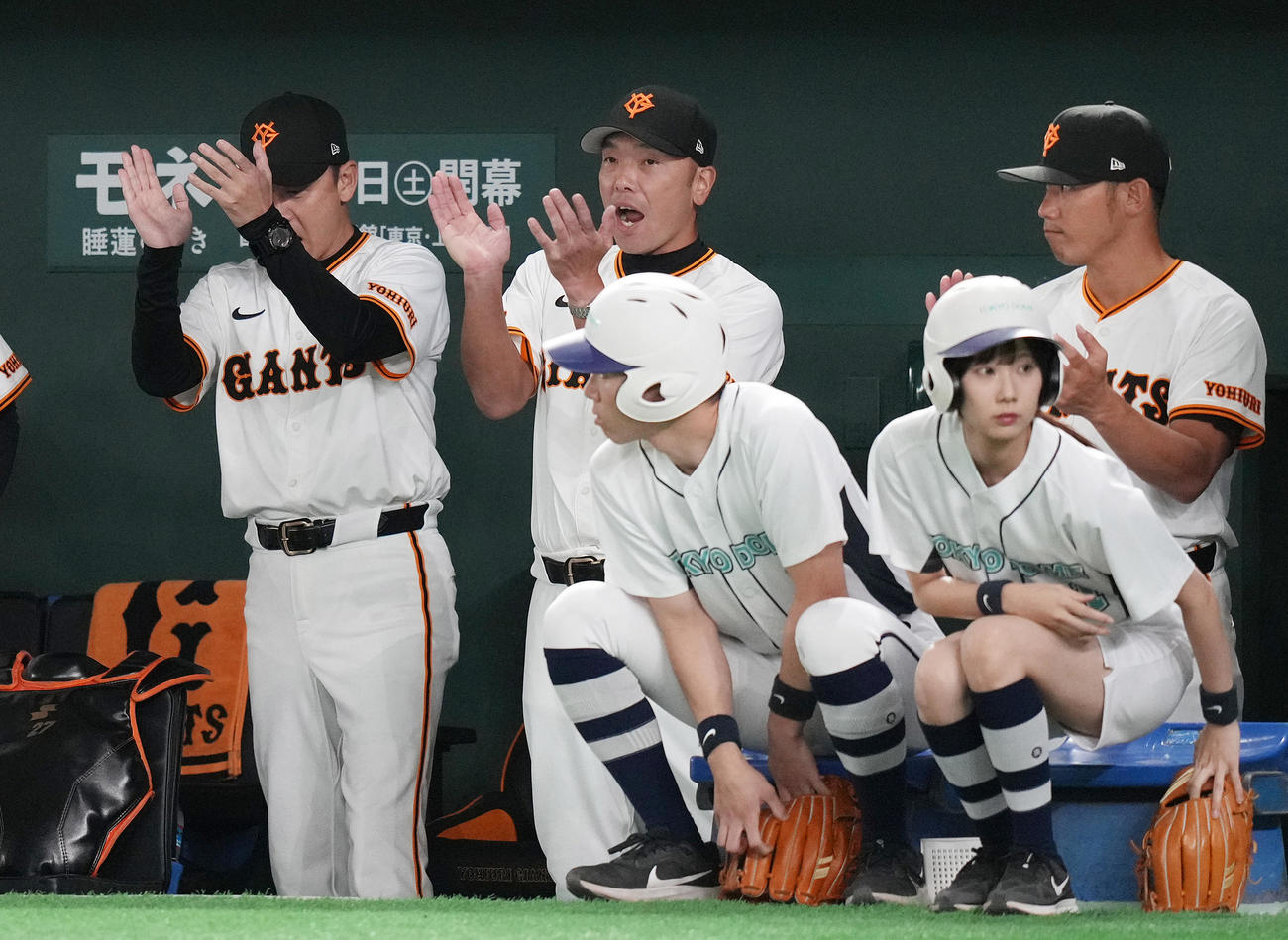 巨人対DeNA 1回裏巨人無死、丸の右越え先頭打者本塁打に手をたたく阿部監督（中央）（撮影・鈴木みどり）