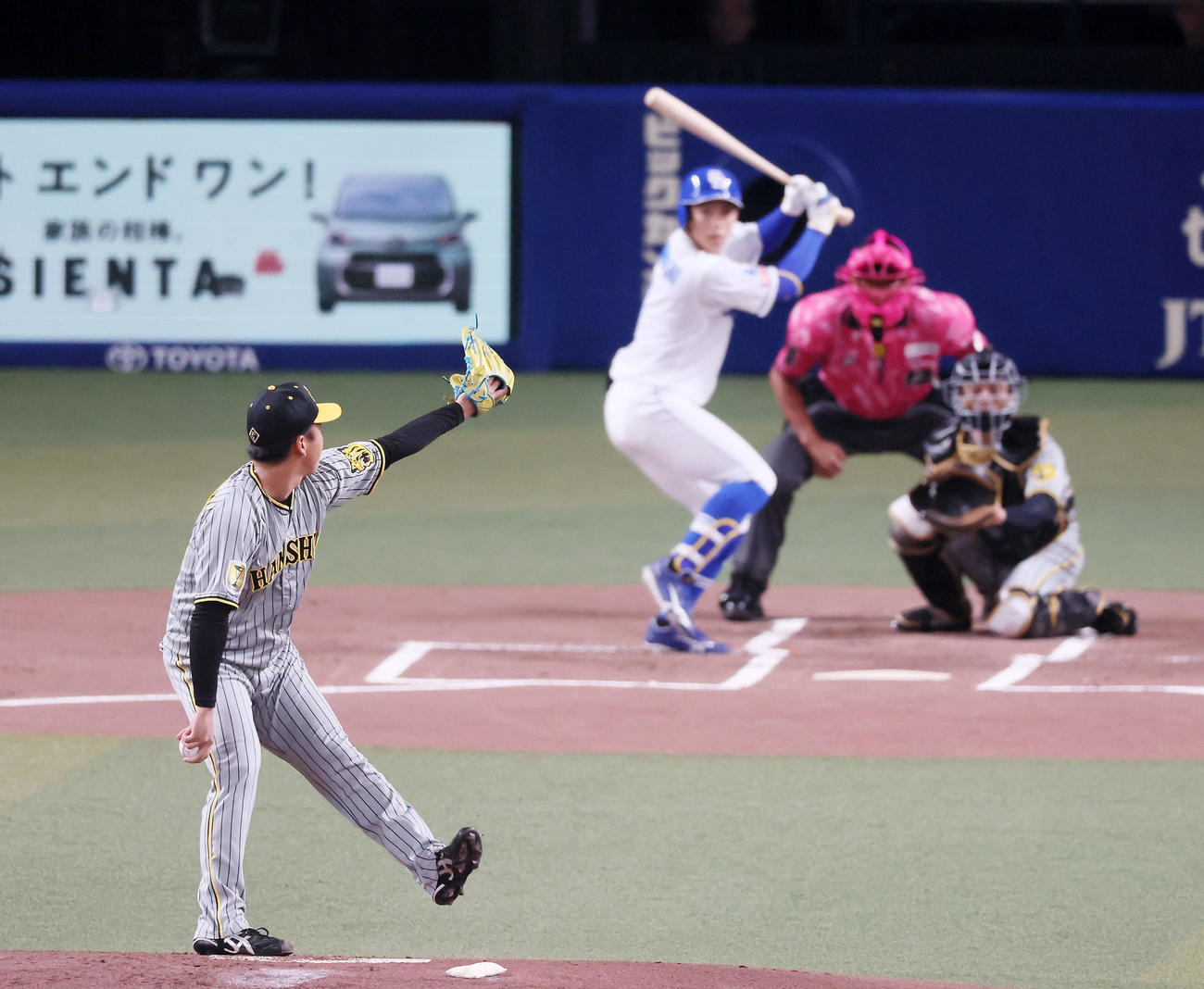 中日対阪神　1回裏中日無死、村上は岡林への初球をスローボールから入る（撮影・加藤哉）